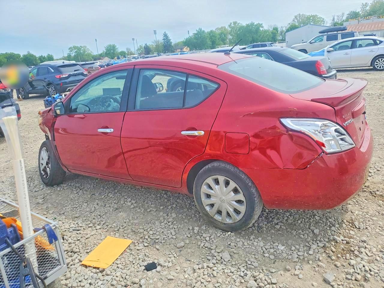 2013 Nissan Versa 1.6 S Красный vin: 3N1CN7AP1DL879555