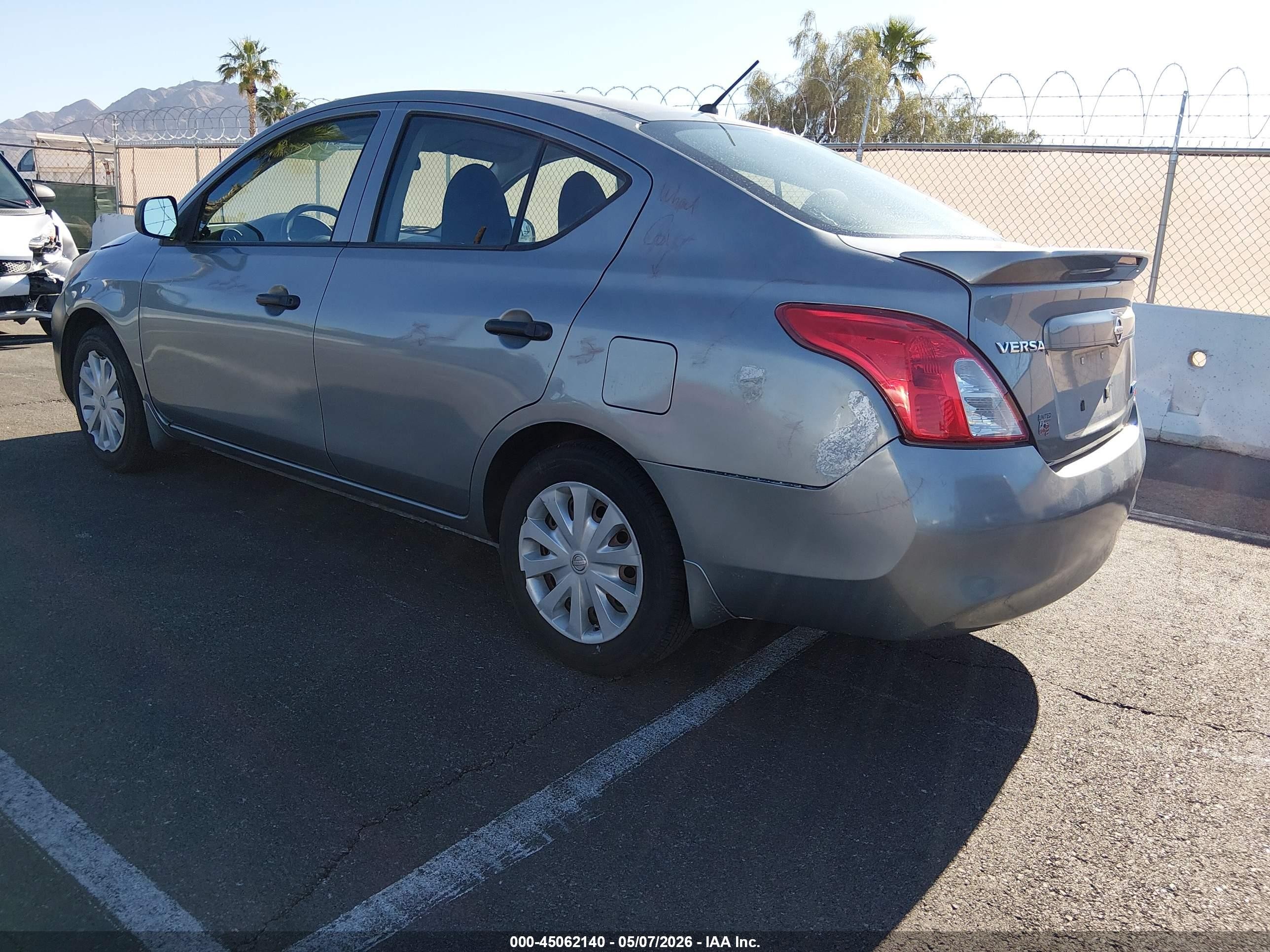 2013 Nissan Versa 1.6 S+ Серебряный vin: 3N1CN7AP1DL891902
