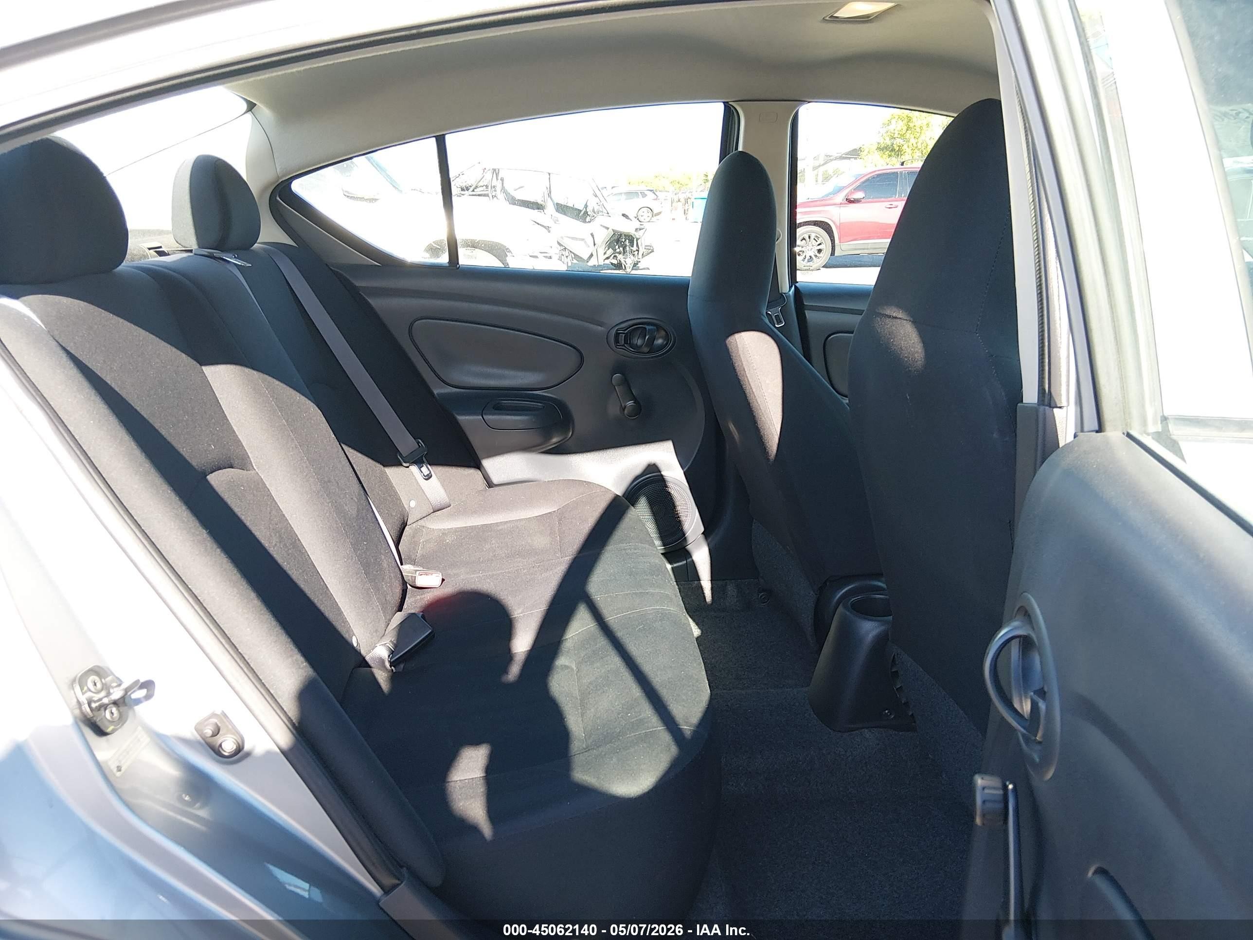 2013 Nissan Versa 1.6 S+ Серебряный vin: 3N1CN7AP1DL891902
