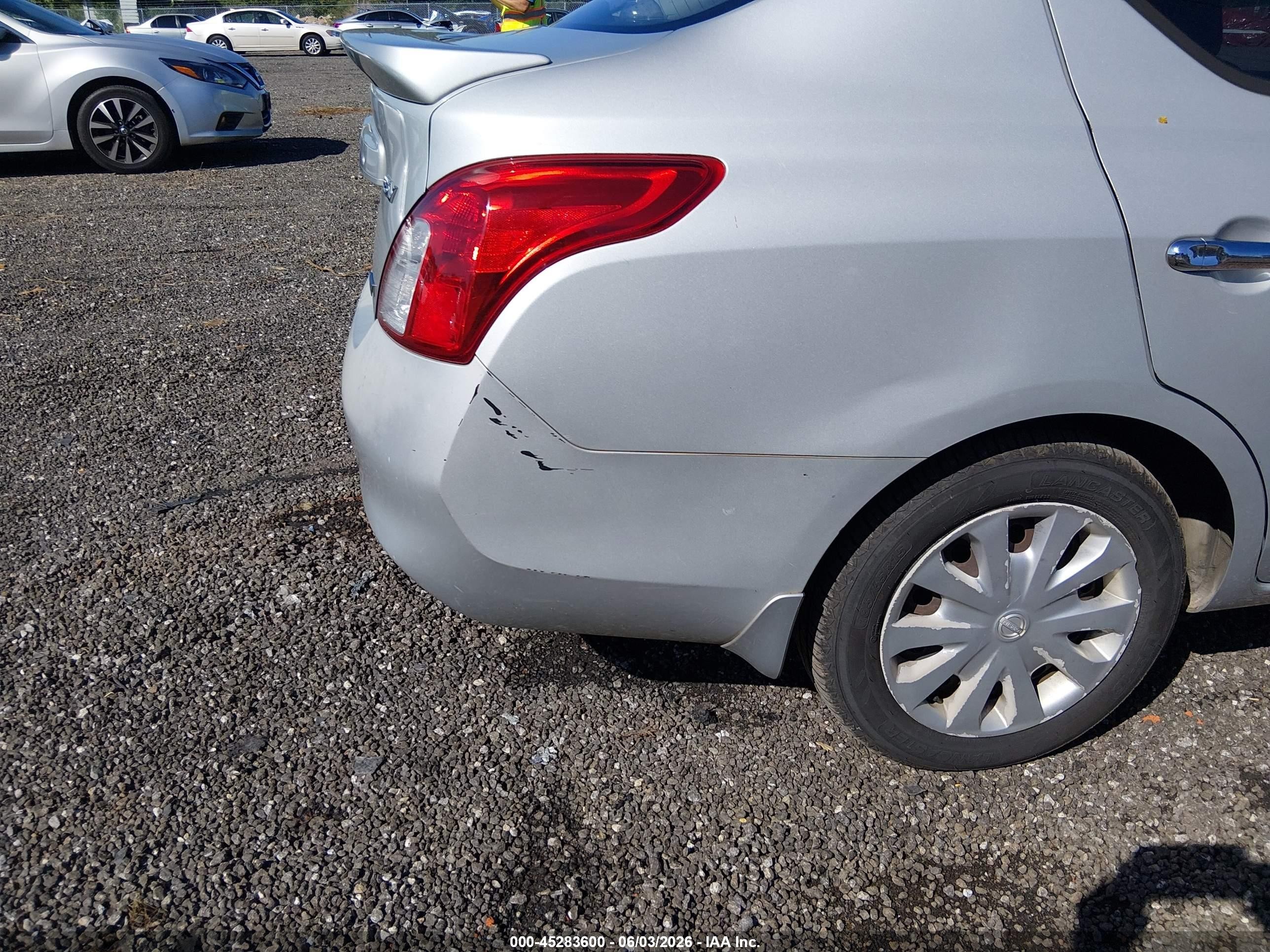 2014 Nissan Versa 1.6 Sv Silver vin: 3N1CN7AP1EK445966