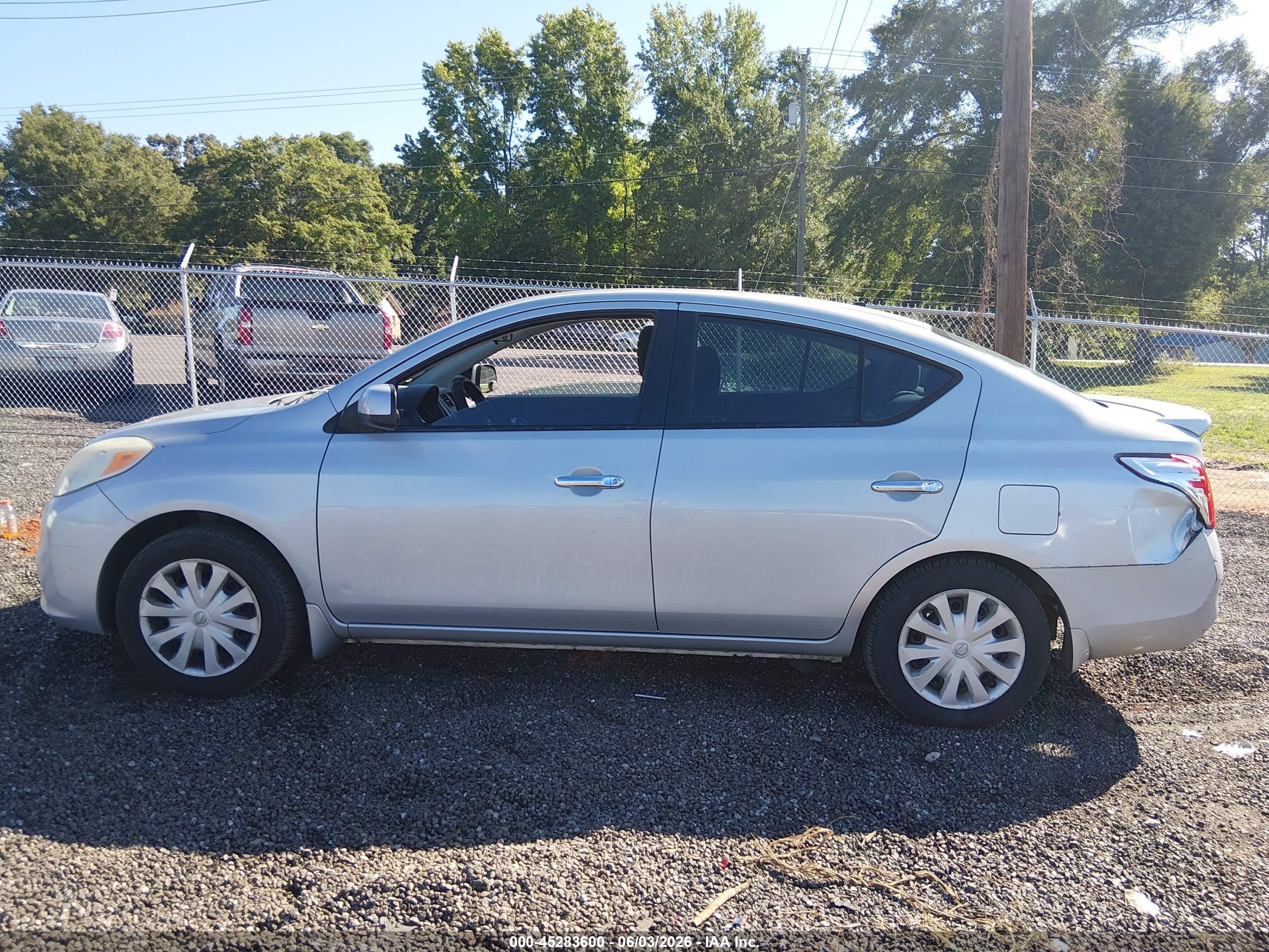 2014 Nissan Versa 1.6 Sv Silver vin: 3N1CN7AP1EK445966