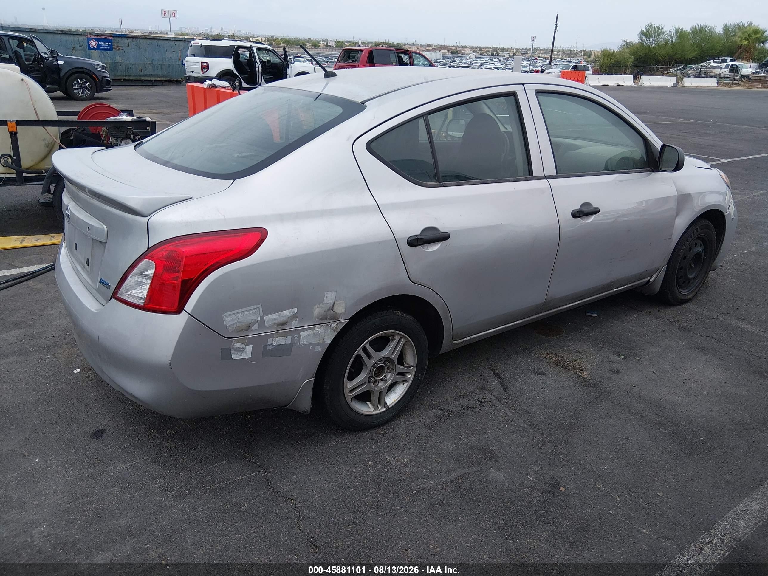 2014 Nissan Versa 1.6 S+ Серебряный vin: 3N1CN7AP1EL848730