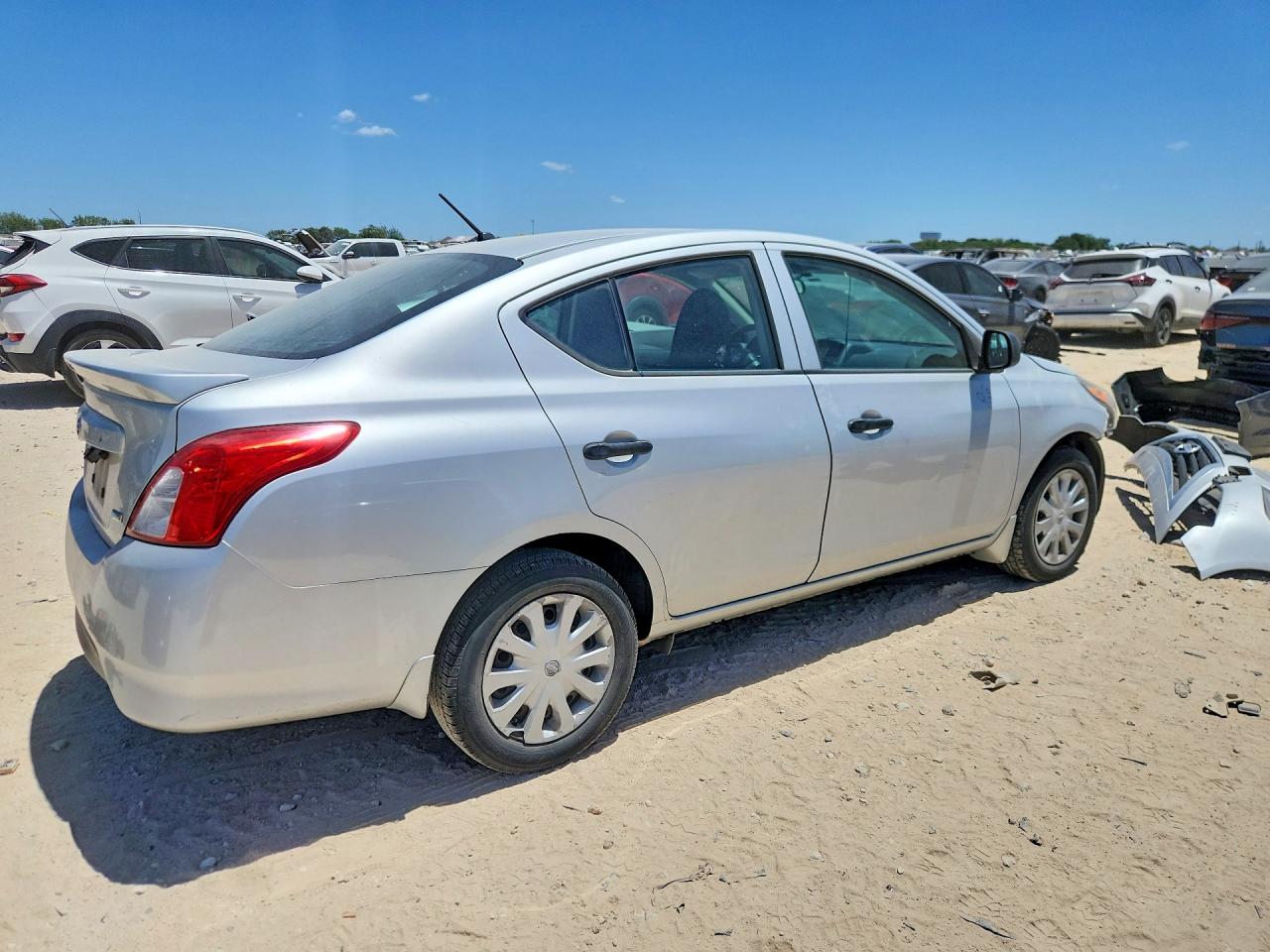 2015 Nissan Versa 1.6 S Plus Silver vin: 3N1CN7AP1FL836725