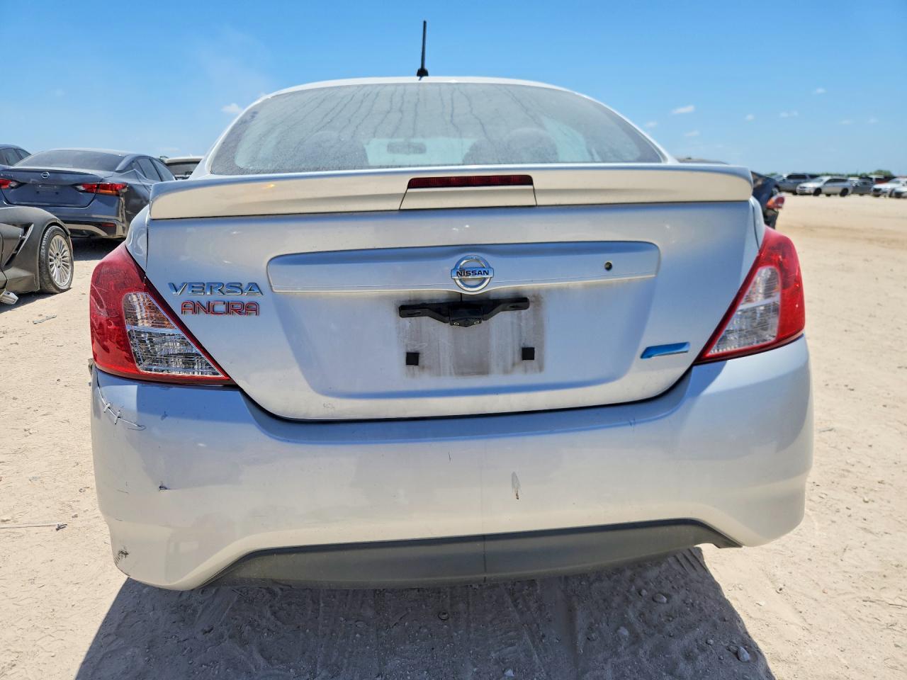 2015 Nissan Versa 1.6 S Plus Silver vin: 3N1CN7AP1FL836725