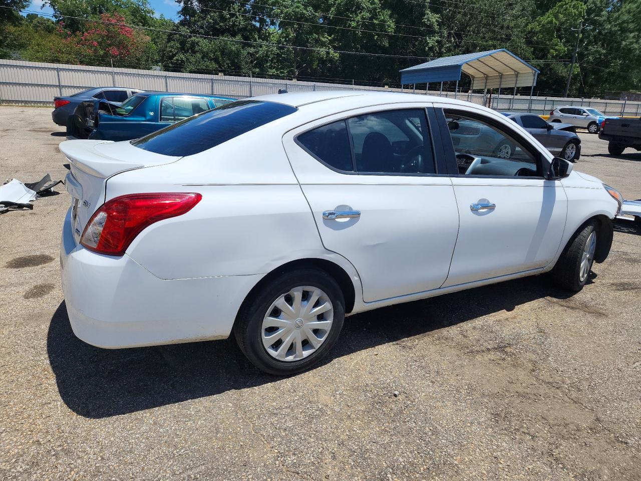 2015 Nissan Versa 1.6 Sv Белый vin: 3N1CN7AP1FL880305