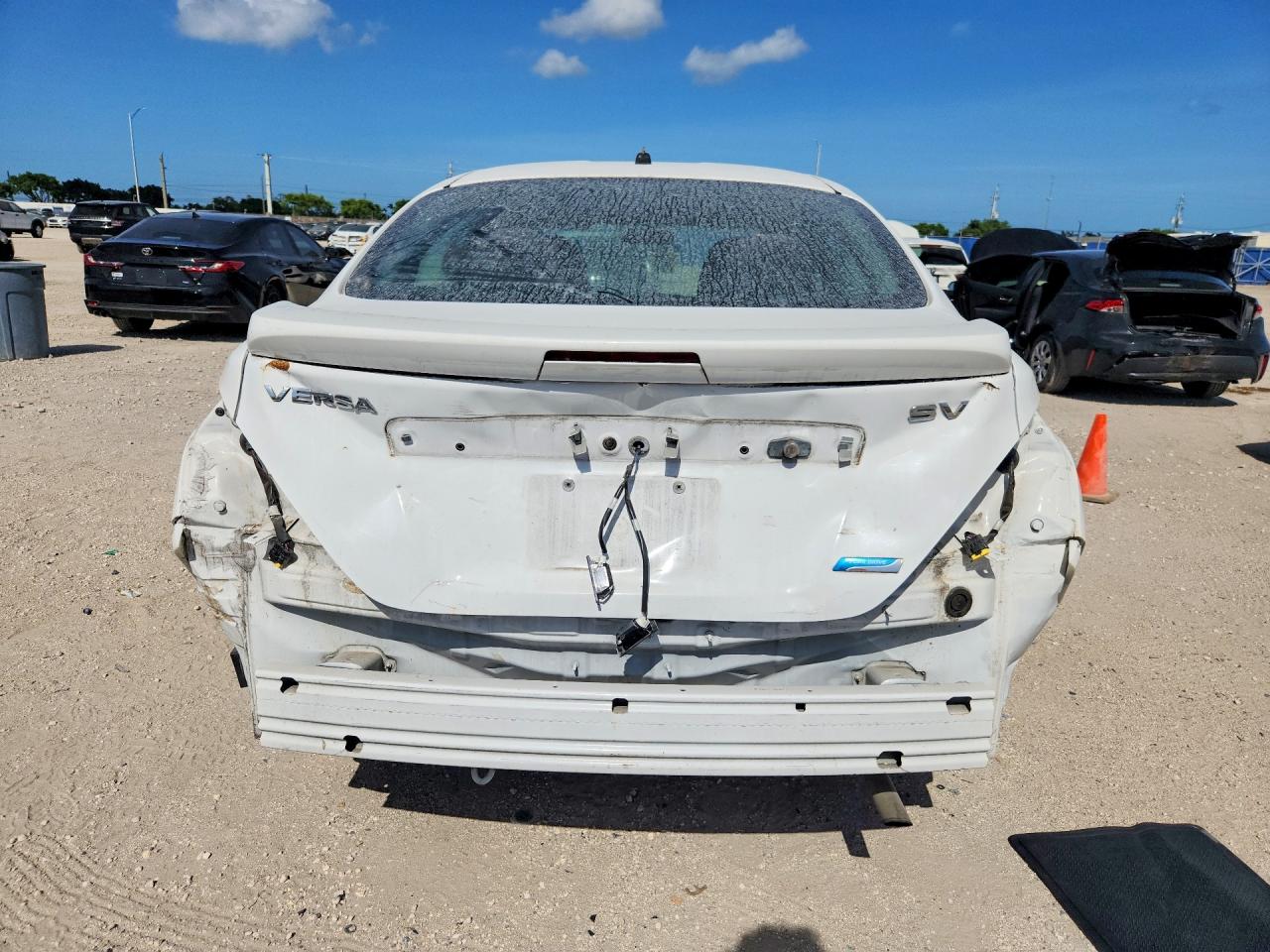 2015 Nissan Versa 1.6 Sv White vin: 3N1CN7AP1FL889327