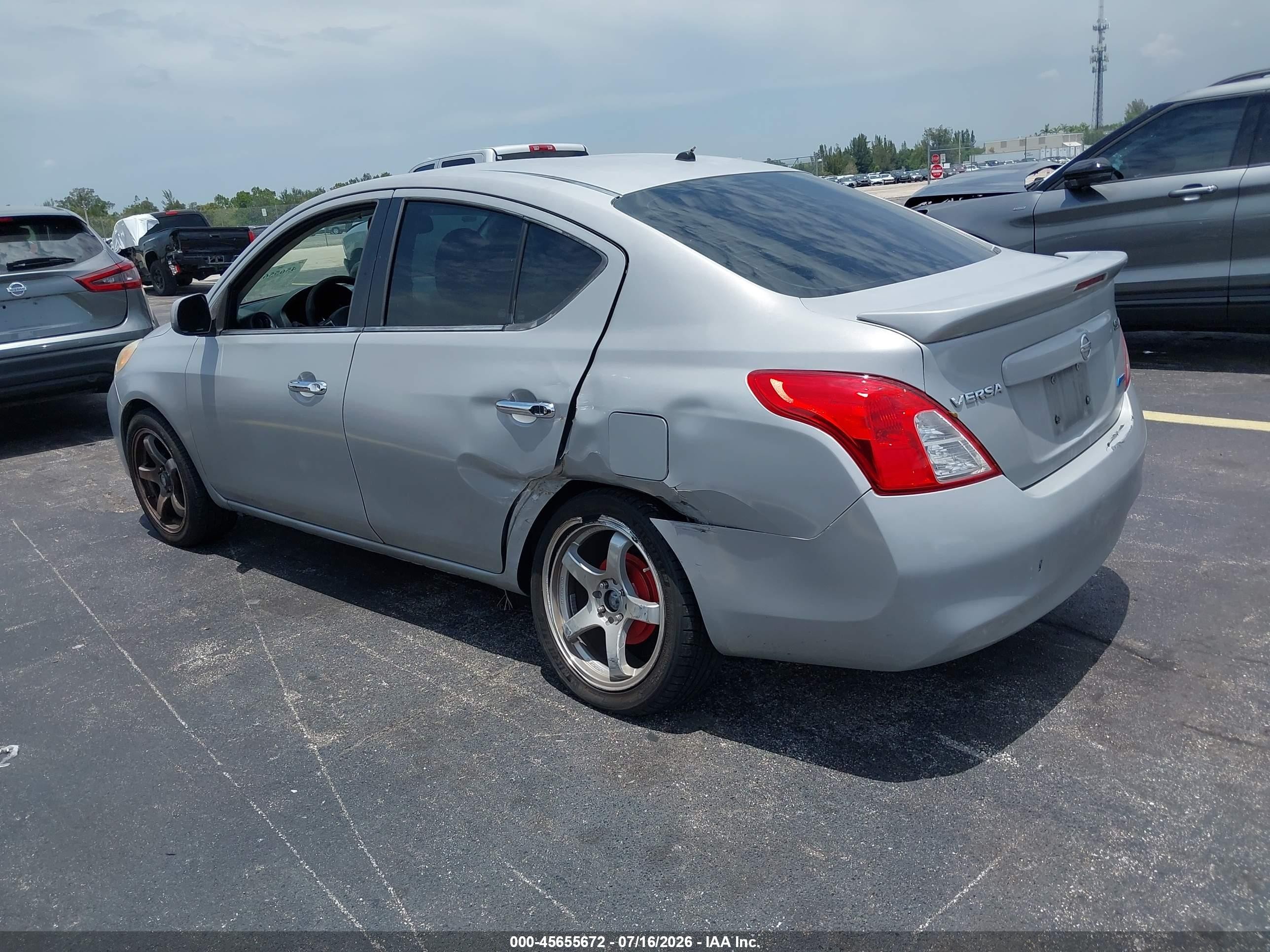 2013 Nissan Versa 1.6 Sv Silver vin: 3N1CN7AP2DL824225