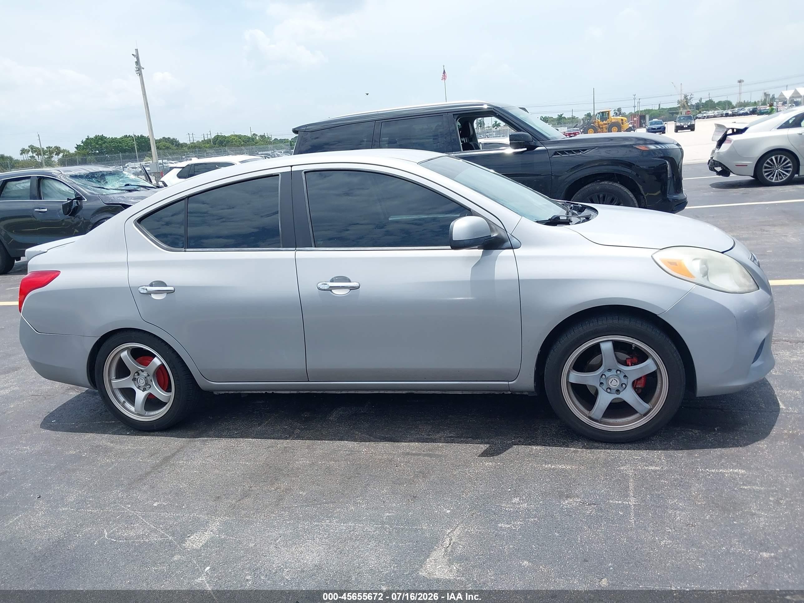 2013 Nissan Versa 1.6 Sv Silver vin: 3N1CN7AP2DL824225