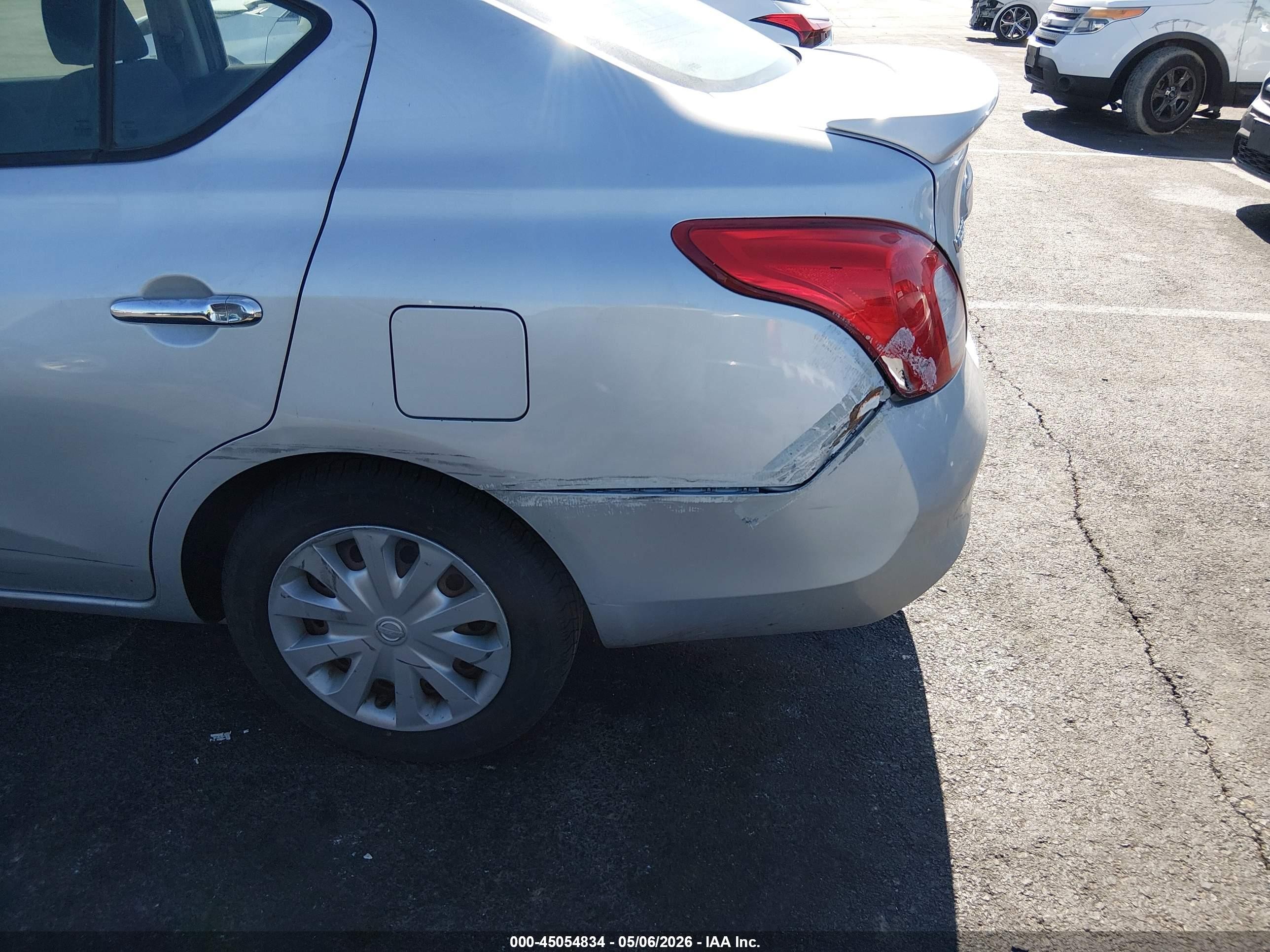 2014 Nissan Versa 1.6 Sv Серебряный vin: 3N1CN7AP2EL815395