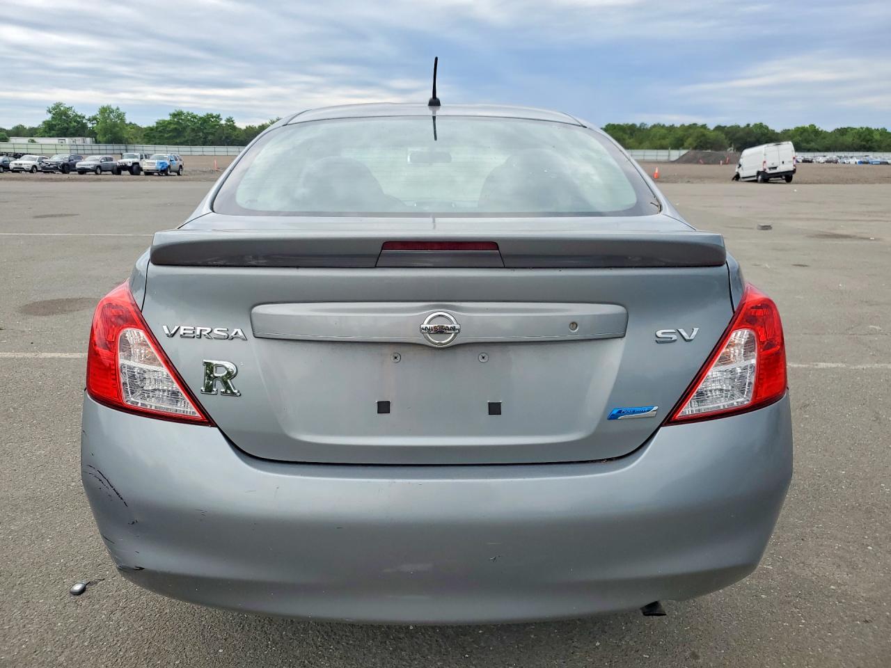 2014 Nissan Versa 1.6 S Silver vin: 3N1CN7AP2EL819365