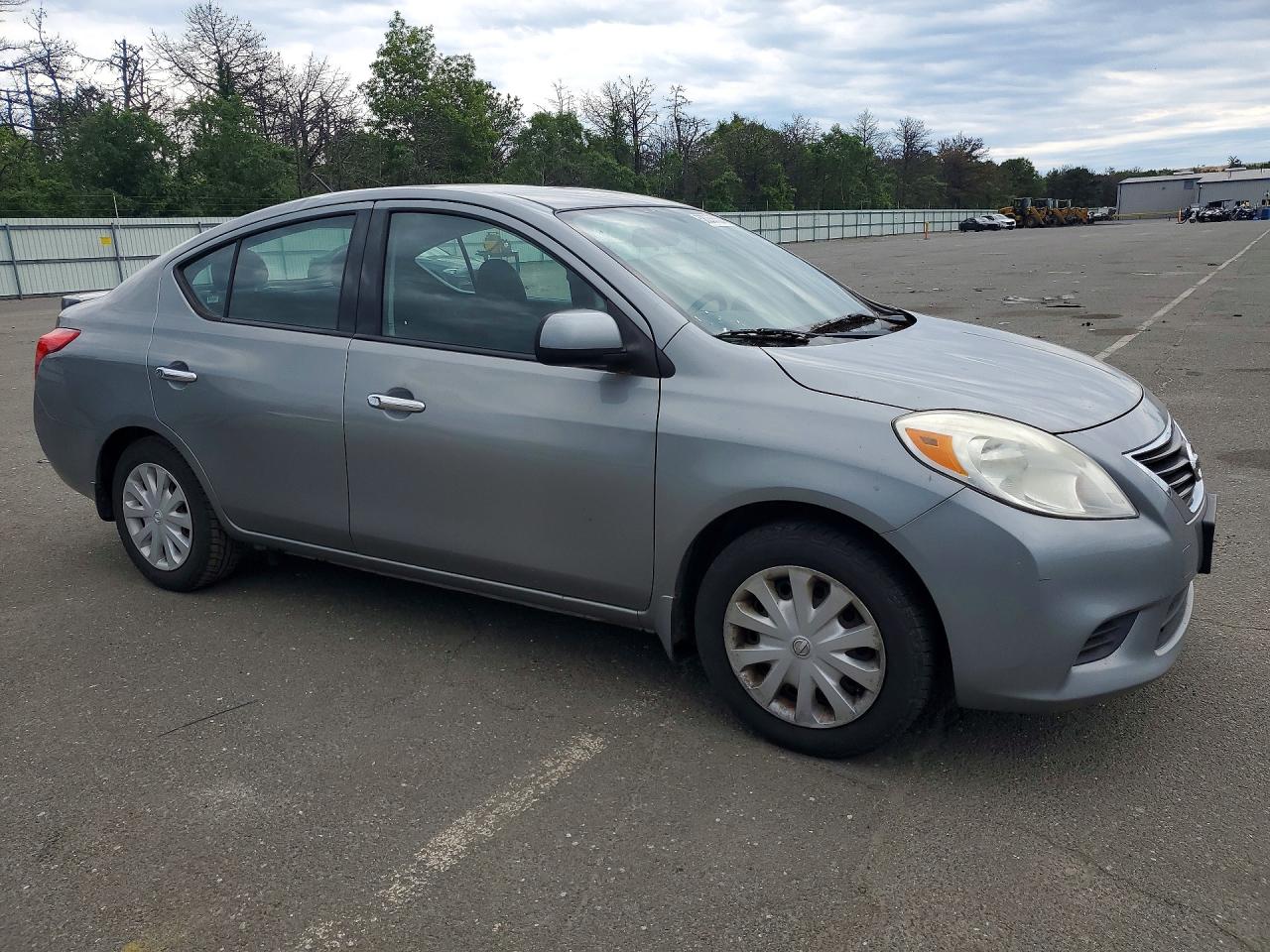 2014 Nissan Versa 1.6 S Silver vin: 3N1CN7AP2EL819365