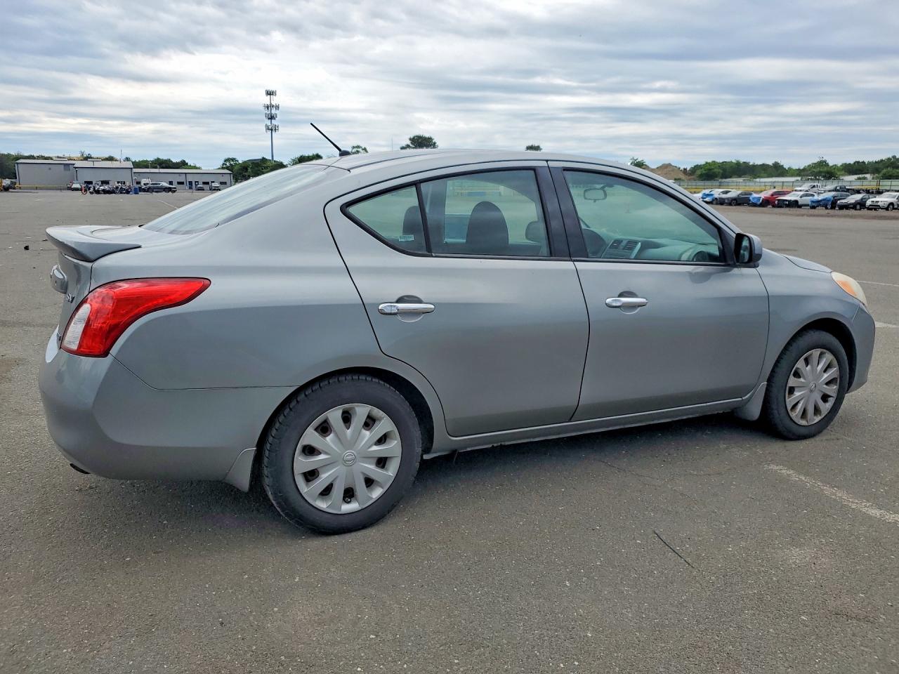 2014 Nissan Versa 1.6 S Silver vin: 3N1CN7AP2EL819365
