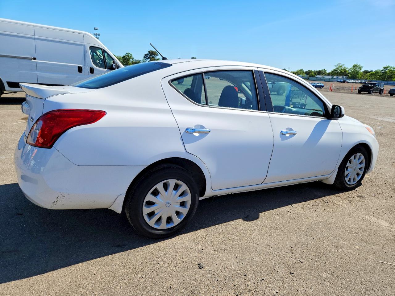2014 Nissan Versa 1.6 S Белый vin: 3N1CN7AP2EL828955