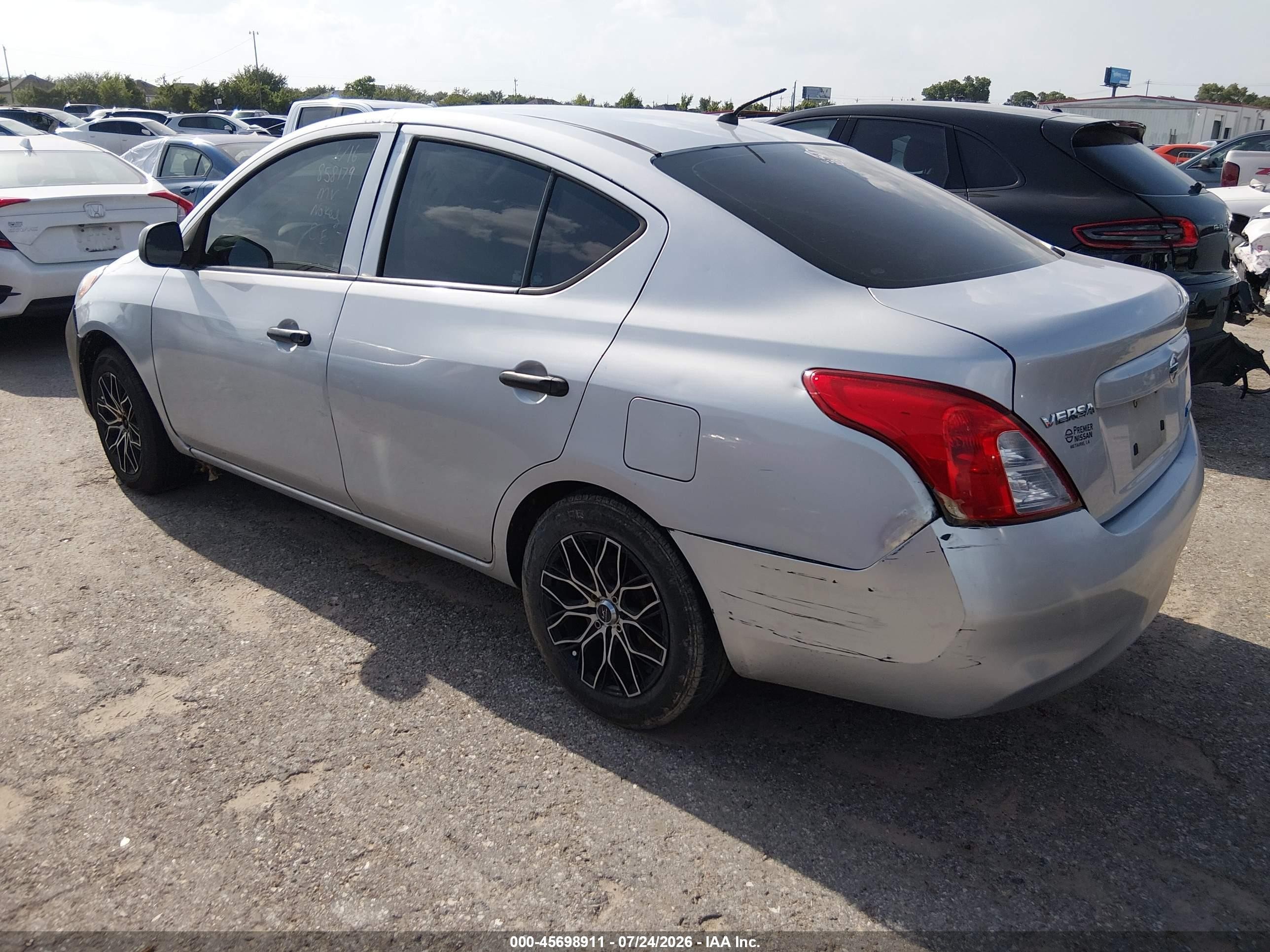2014 Nissan Versa 1.6 S Silver vin: 3N1CN7AP2EL858179