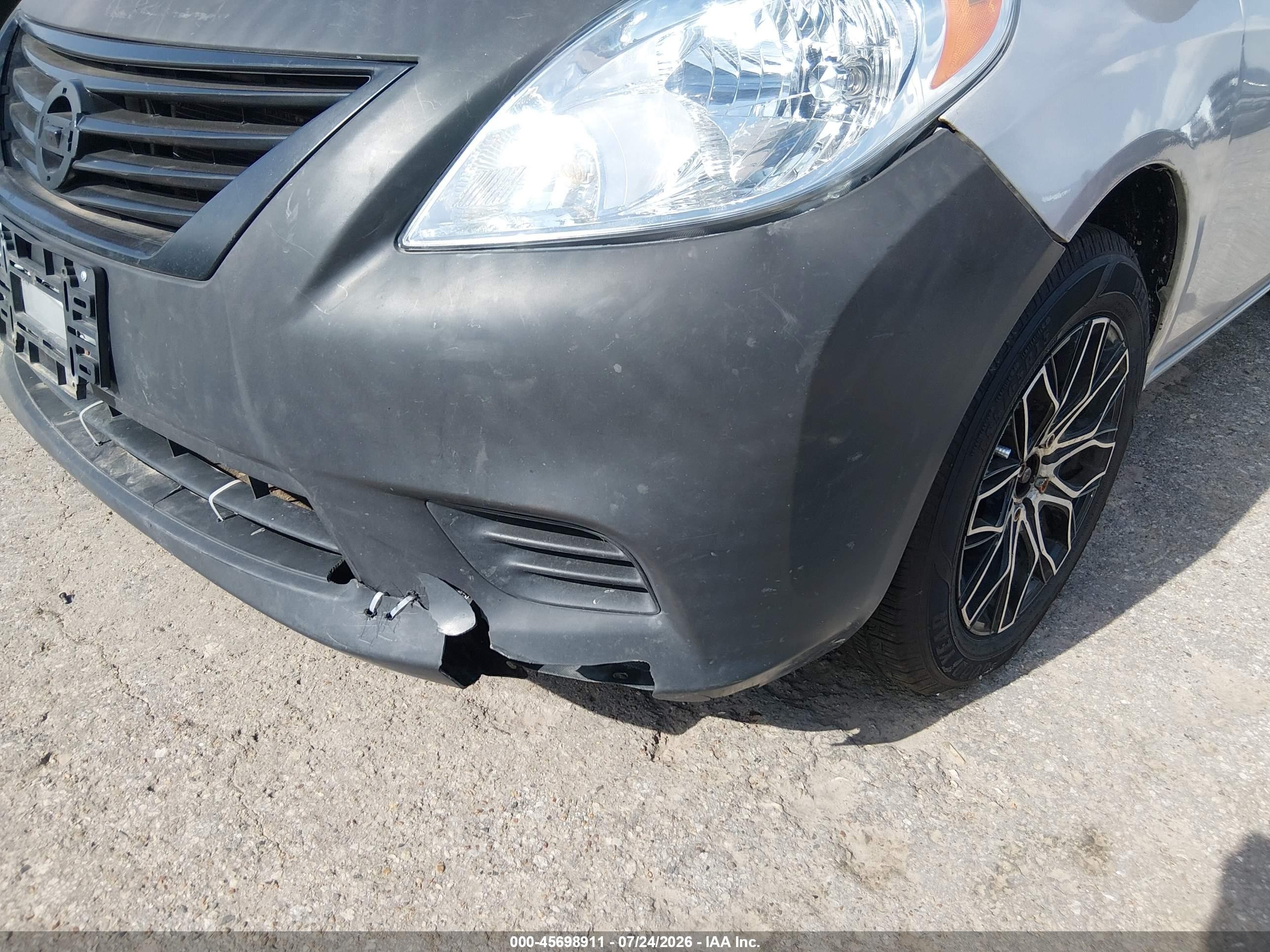2014 Nissan Versa 1.6 S Silver vin: 3N1CN7AP2EL858179