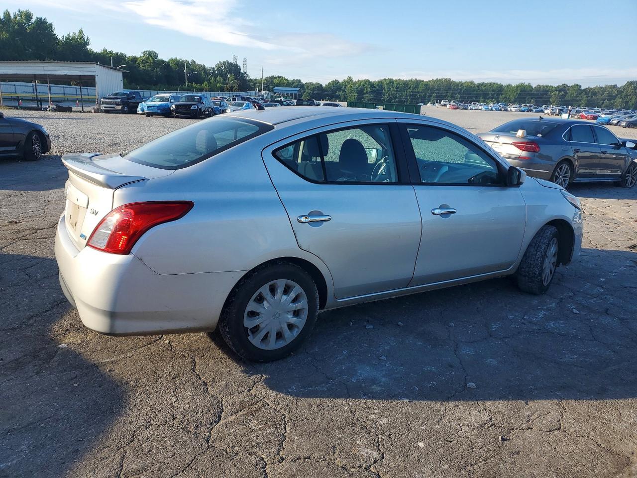 2015 Nissan Versa 1.6 Sv Silver vin: 3N1CN7AP2FL824549