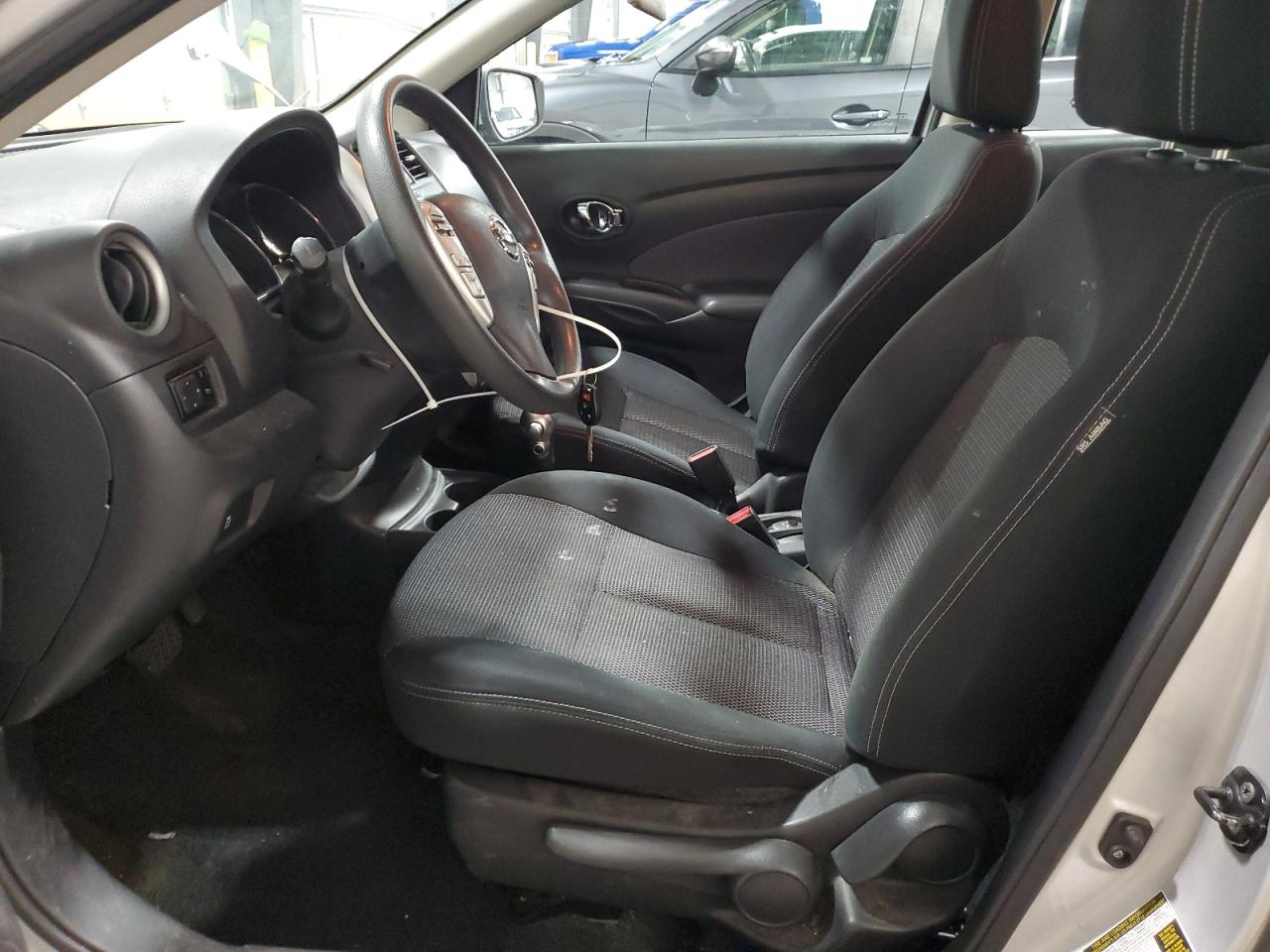 2015 Nissan Versa S Серебряный vin: 3N1CN7AP2FL844588