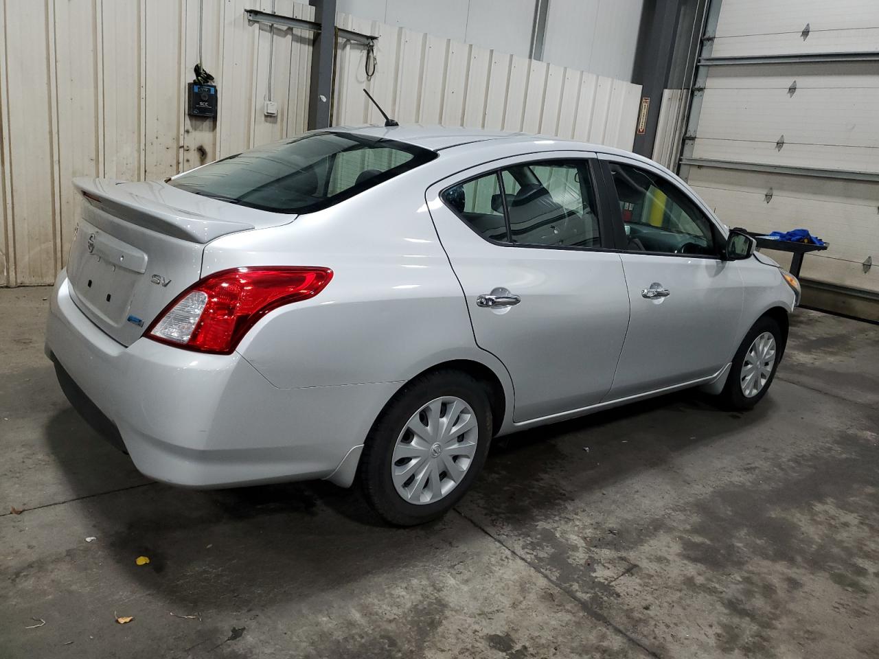 2015 Nissan Versa S Серебряный vin: 3N1CN7AP2FL844588