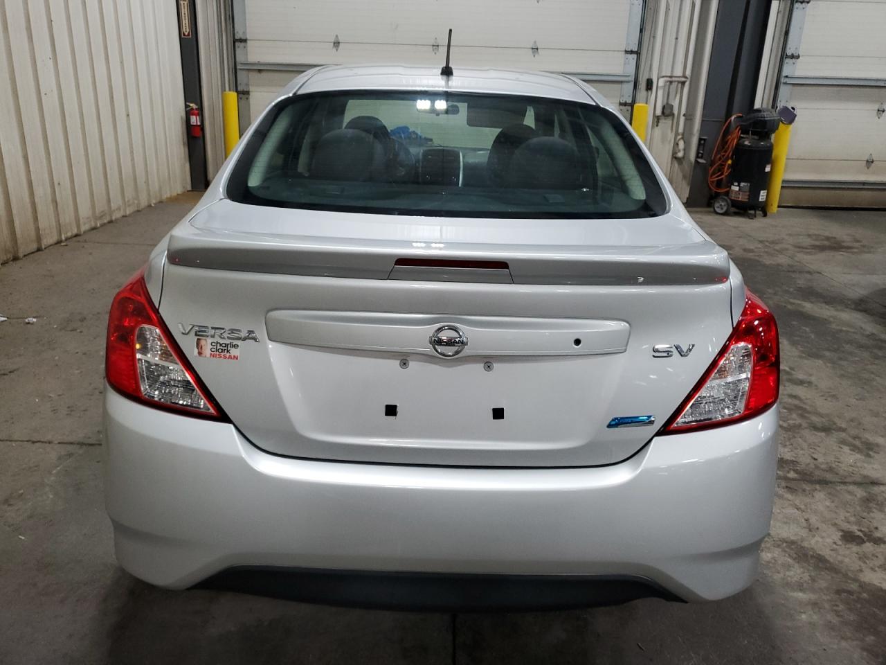 2015 Nissan Versa S Серебряный vin: 3N1CN7AP2FL844588
