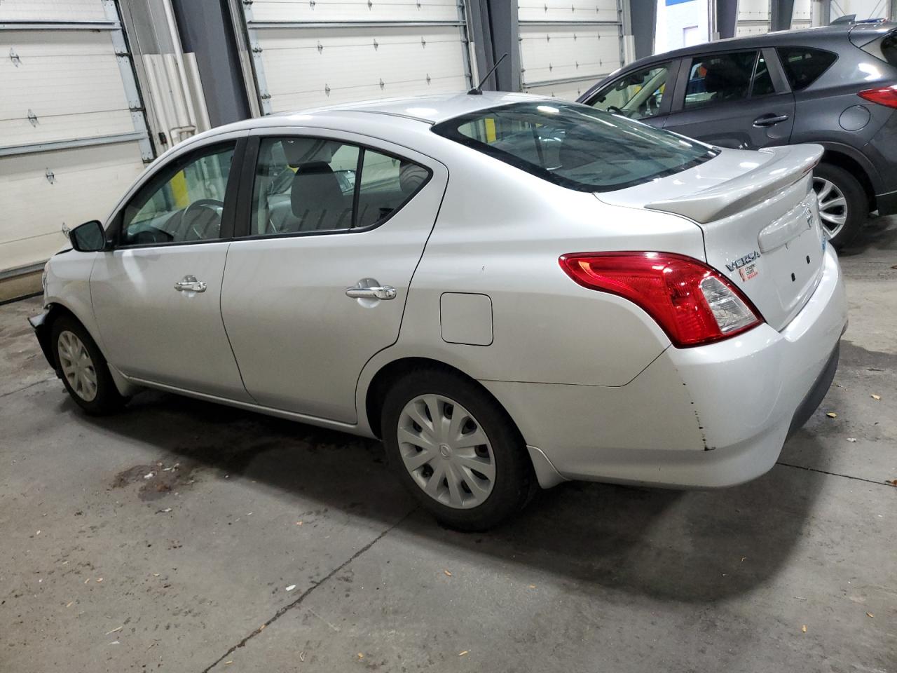 2015 Nissan Versa S Серебряный vin: 3N1CN7AP2FL844588