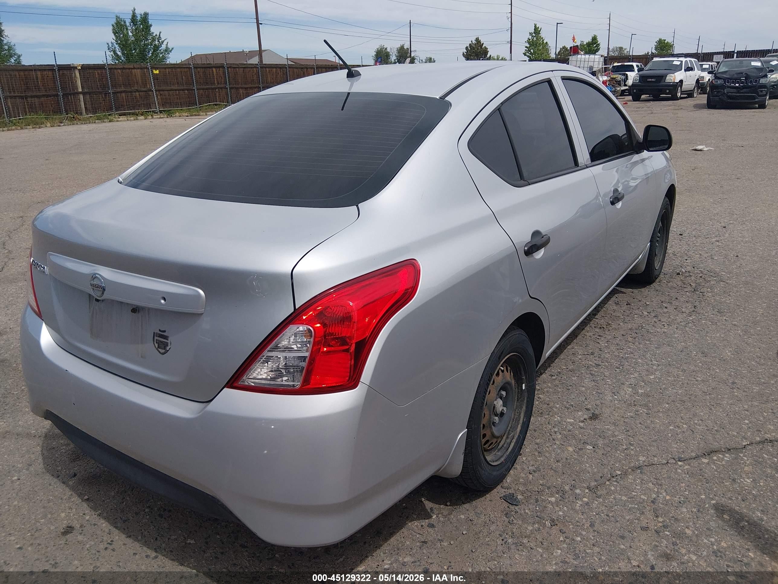 2015 Nissan Versa 1.6 S Silver vin: 3N1CN7AP2FL859608