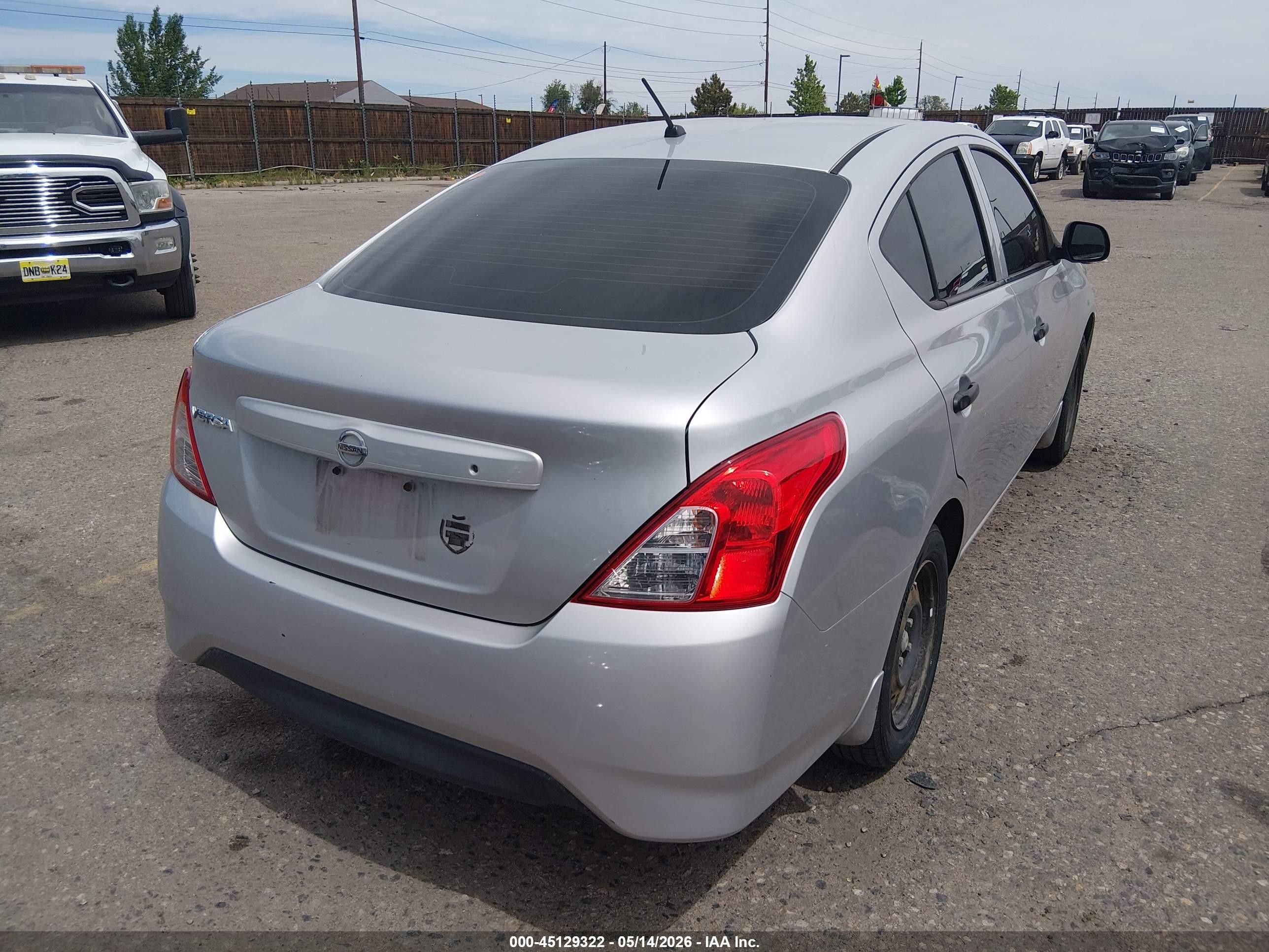 2015 Nissan Versa 1.6 S Silver vin: 3N1CN7AP2FL859608