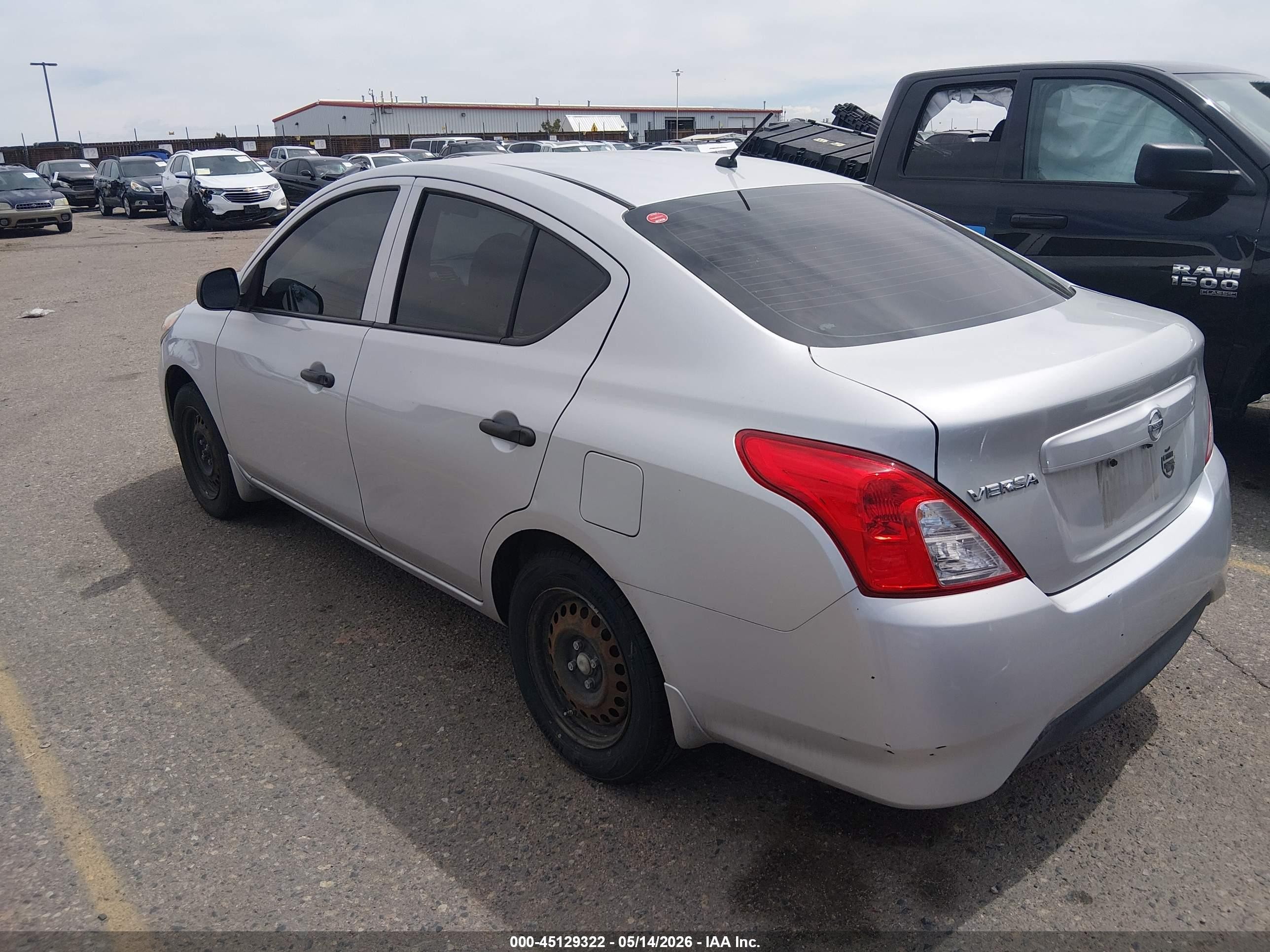 2015 Nissan Versa 1.6 S Silver vin: 3N1CN7AP2FL859608