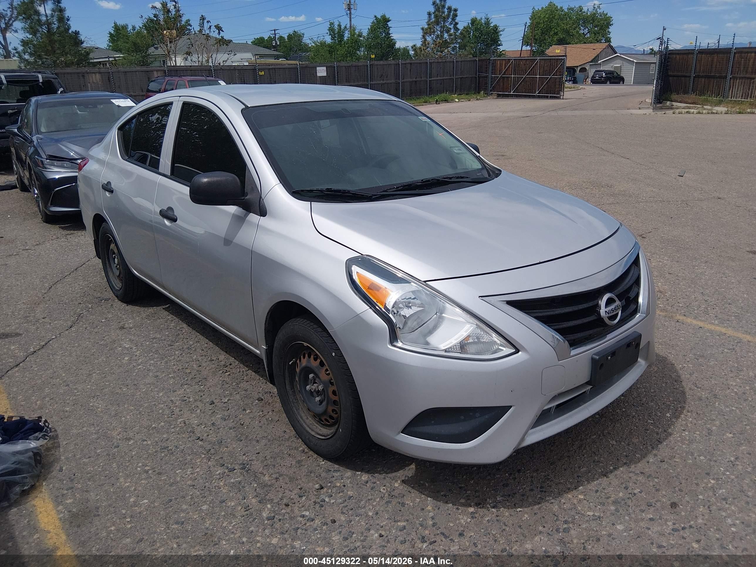 2015 Nissan Versa 1.6 S Silver vin: 3N1CN7AP2FL859608