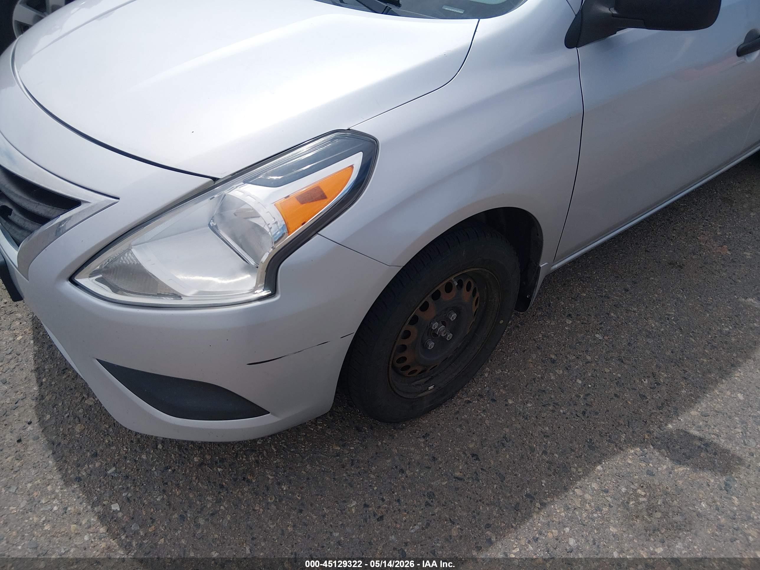 2015 Nissan Versa 1.6 S Silver vin: 3N1CN7AP2FL859608