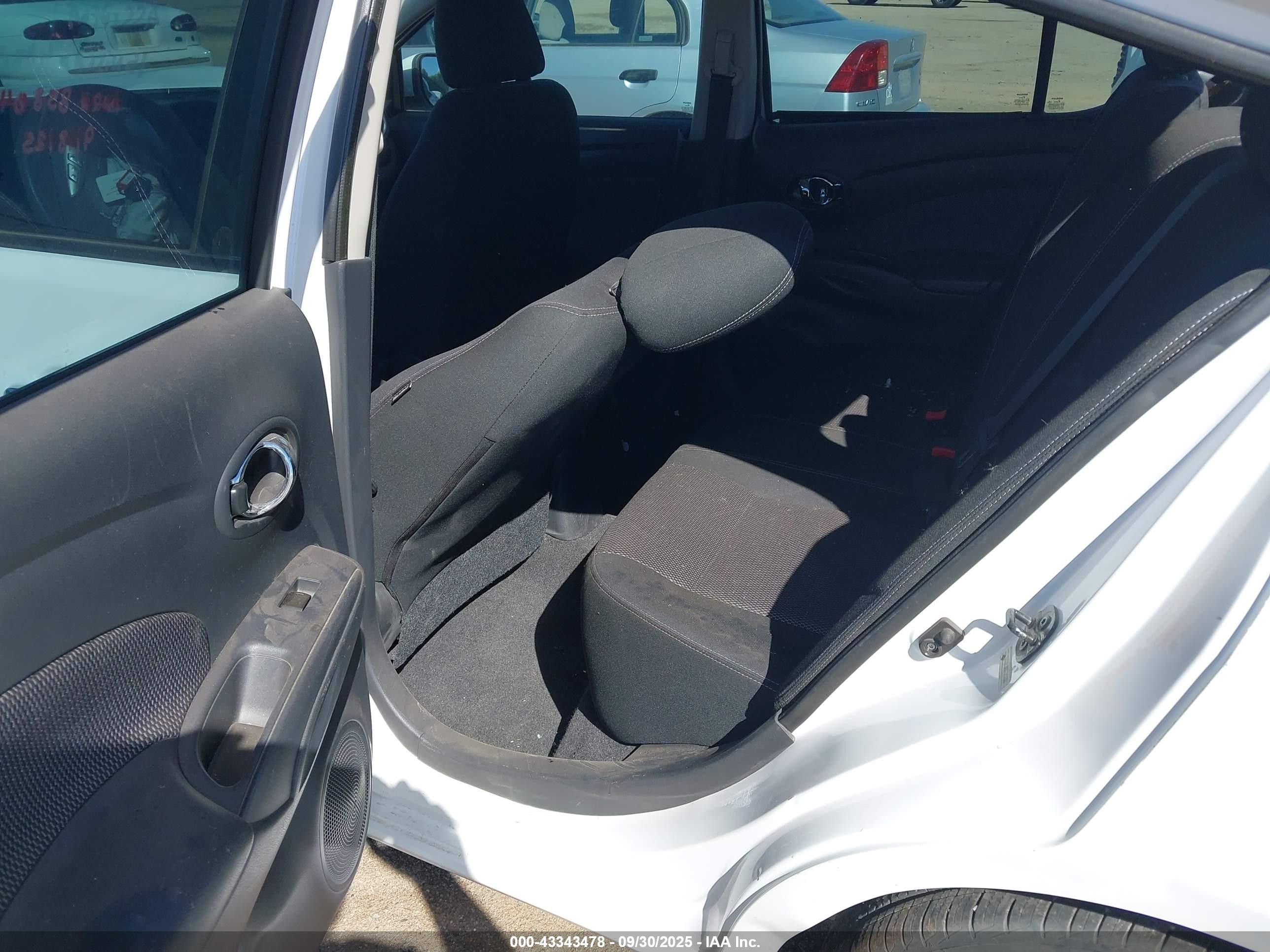 2015 Nissan Versa 1.6 S/1.6 S+/1.6 Sl/1.6 Sv White vin: 3N1CN7AP2FL879924