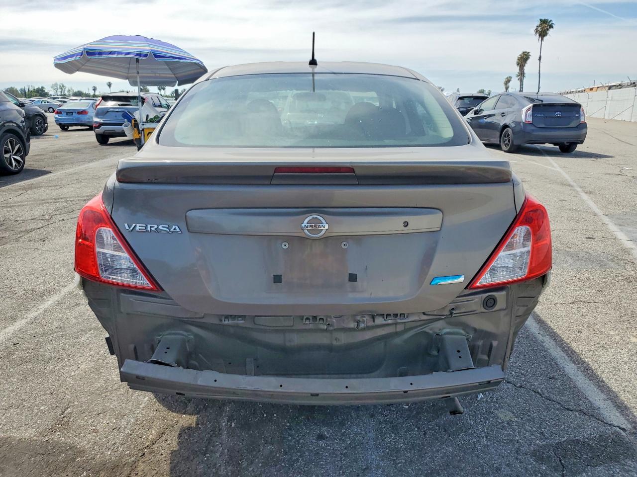 2015 Nissan Versa 1.6 S Plus Серый vin: 3N1CN7AP2FL882564