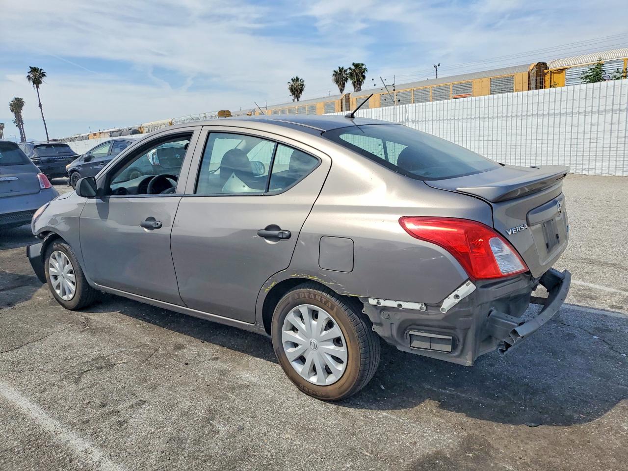 2015 Nissan Versa 1.6 S Plus Серый vin: 3N1CN7AP2FL882564