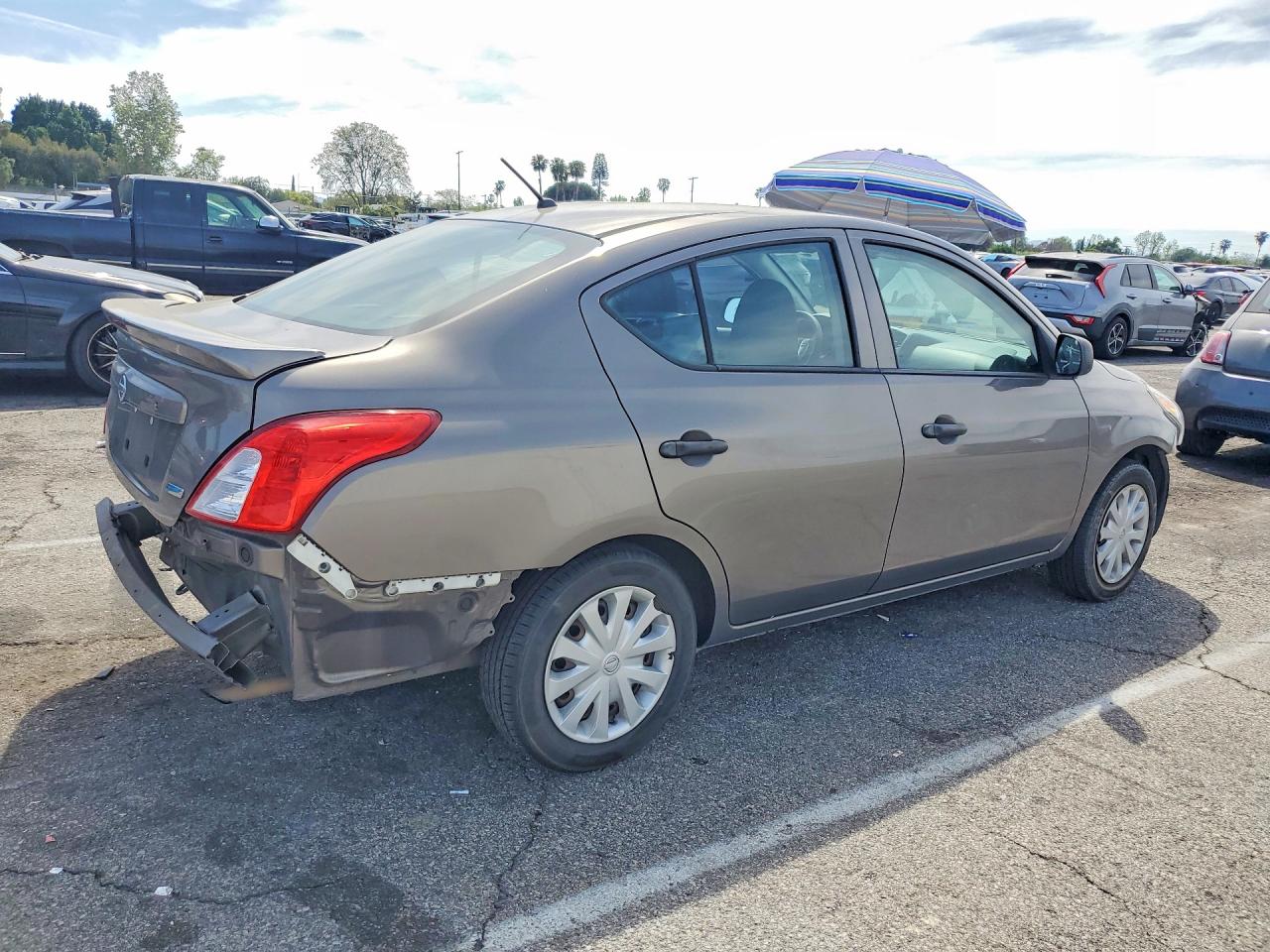 2015 Nissan Versa 1.6 S Plus Серый vin: 3N1CN7AP2FL882564