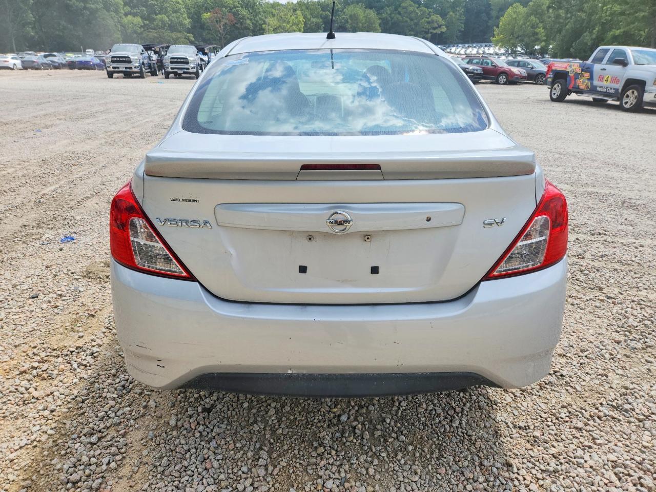 2018 Nissan Versa Sv Серебряный vin: 3N1CN7AP2JL843255