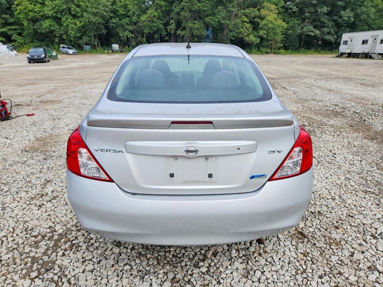 2013 Nissan Versa 1.6 S Silver vin: 3N1CN7AP3DL846752