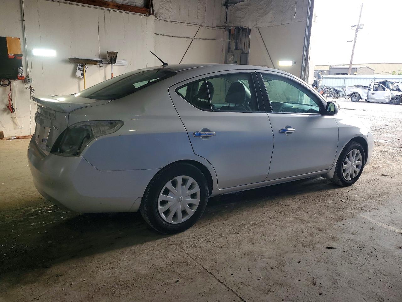 2014 Nissan Versa 1.6 Sv Silver vin: 3N1CN7AP3EK440641