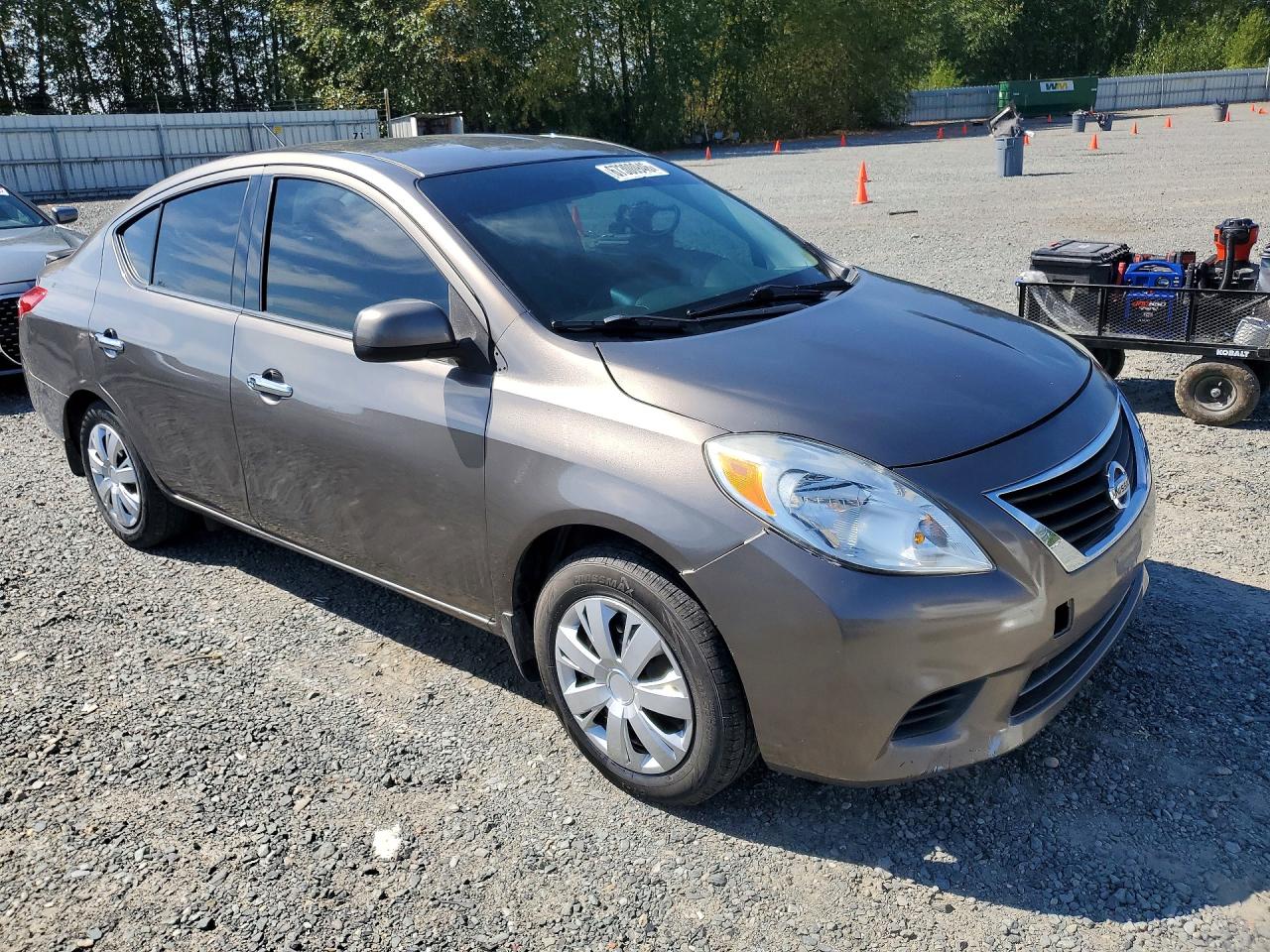 2014 Nissan Versa 1.6 S Серый vin: 3N1CN7AP3EL820959
