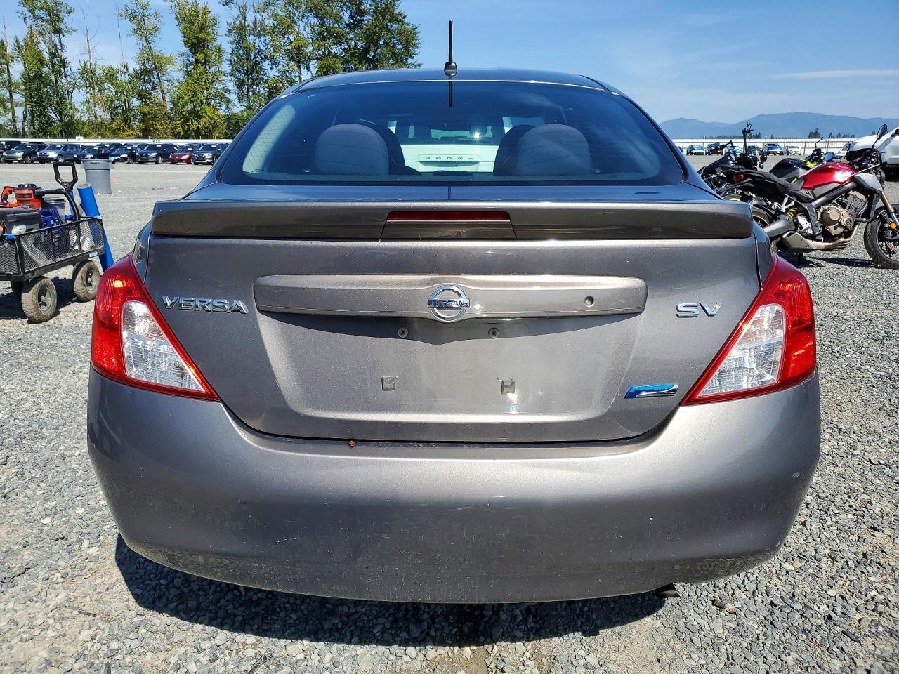 2014 Nissan Versa 1.6 S Серый vin: 3N1CN7AP3EL820959