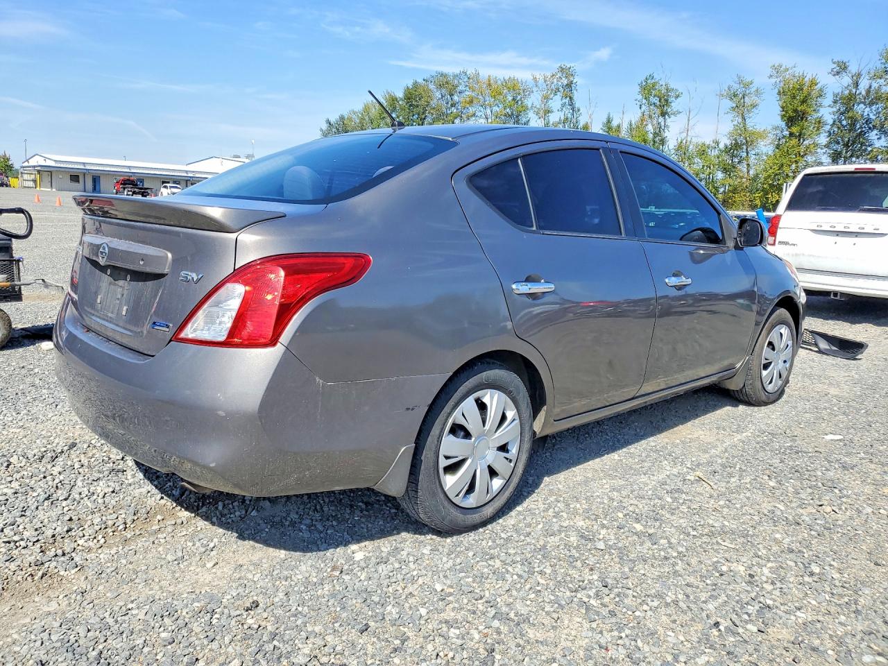 2014 Nissan Versa 1.6 S Серый vin: 3N1CN7AP3EL820959