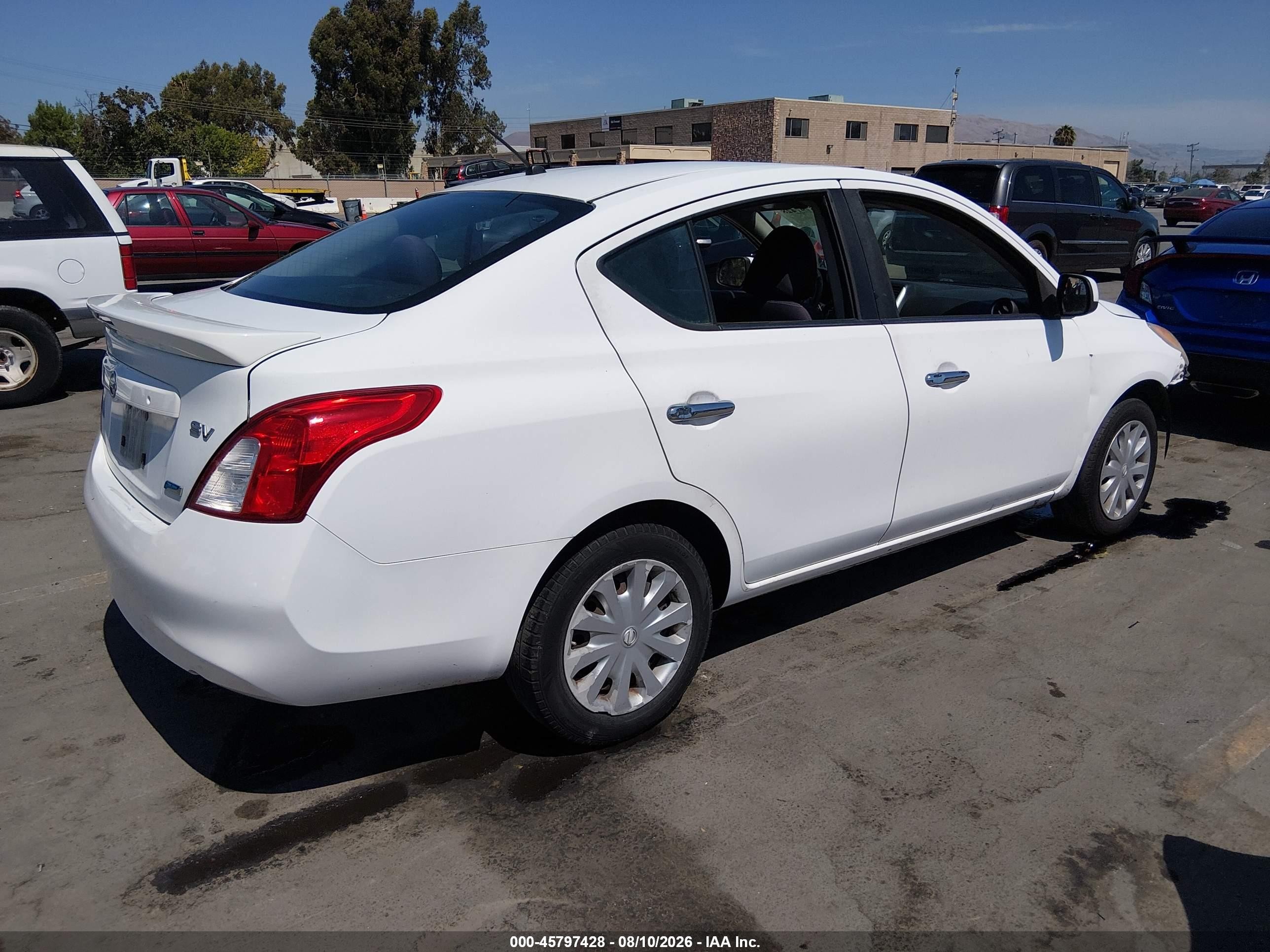 2014 Nissan Versa 1.6 Sv Белый vin: 3N1CN7AP3EL825837