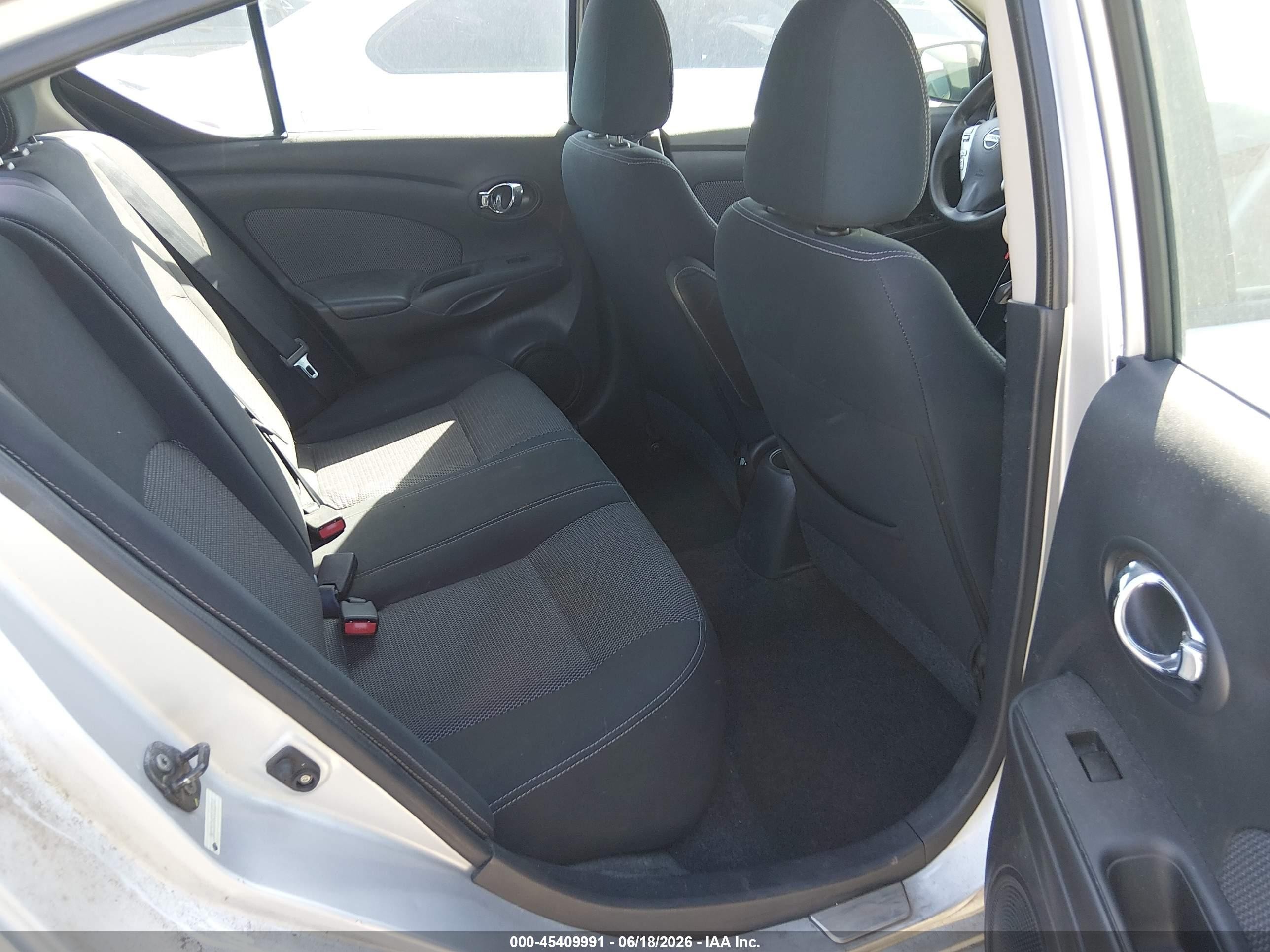 2015 Nissan Versa 1.6 Sv Серебряный vin: 3N1CN7AP3FL822146