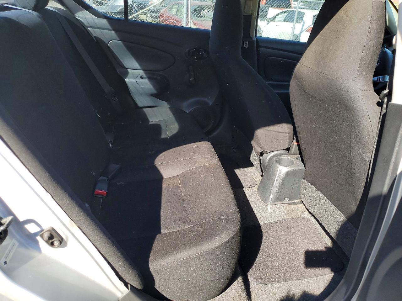 2015 Nissan Versa 1.6 S Plus Silver vin: 3N1CN7AP3FL831476