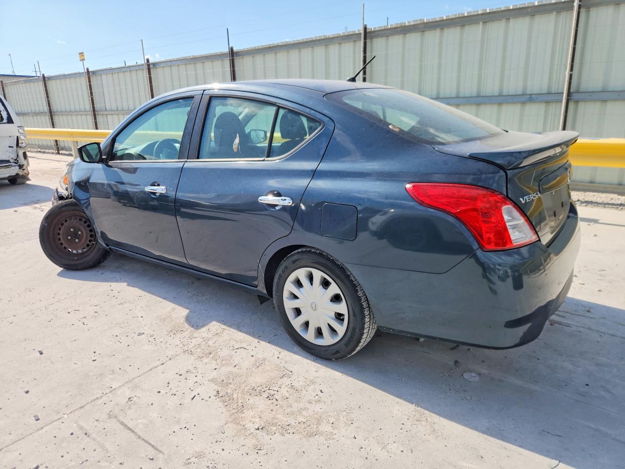 2015 Nissan Versa 1.6 Sv Серый vin: 3N1CN7AP3FL833762