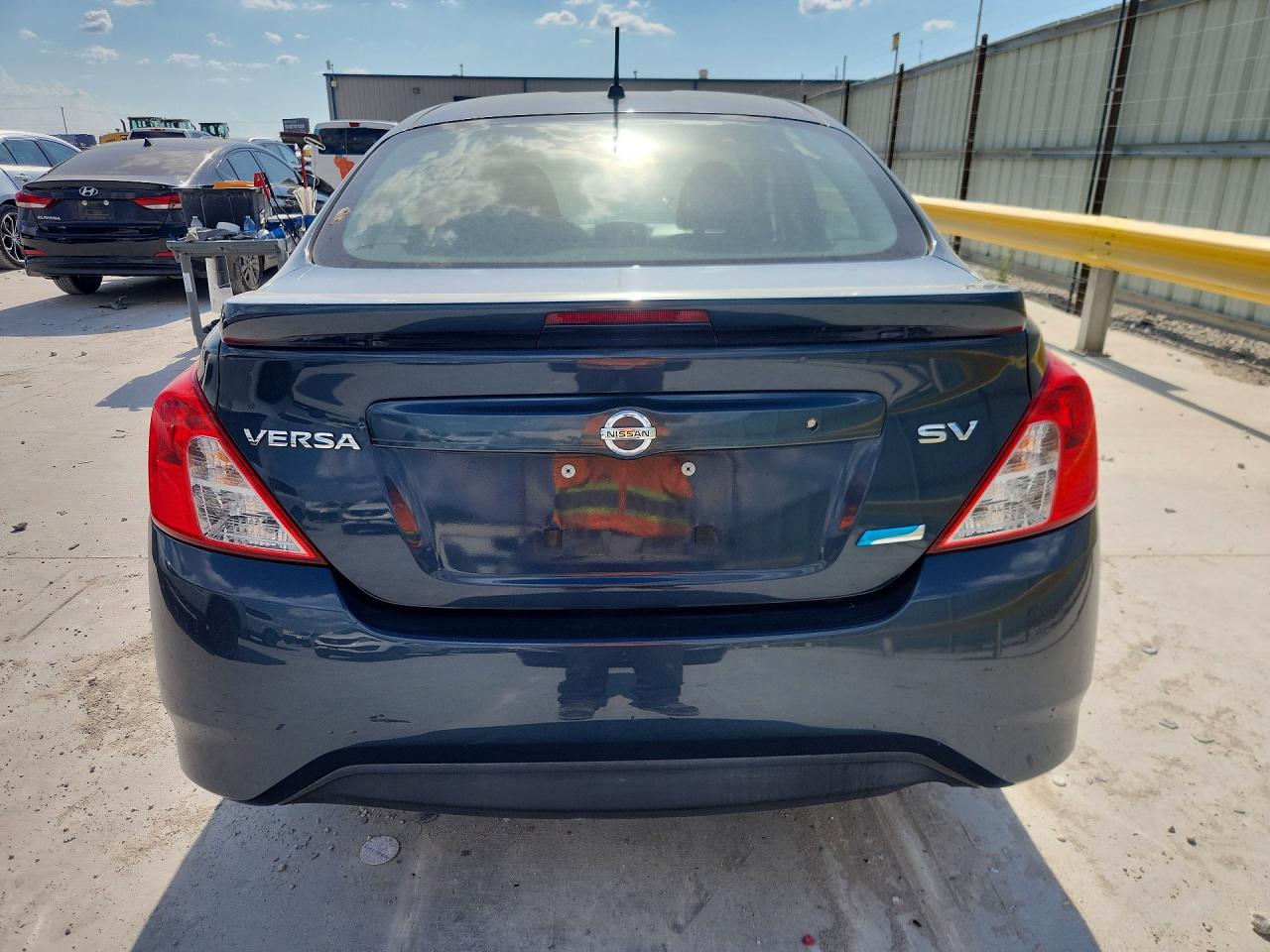 2015 Nissan Versa 1.6 Sv Серый vin: 3N1CN7AP3FL833762