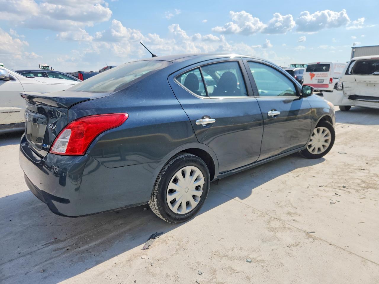 2015 Nissan Versa 1.6 Sv Серый vin: 3N1CN7AP3FL833762