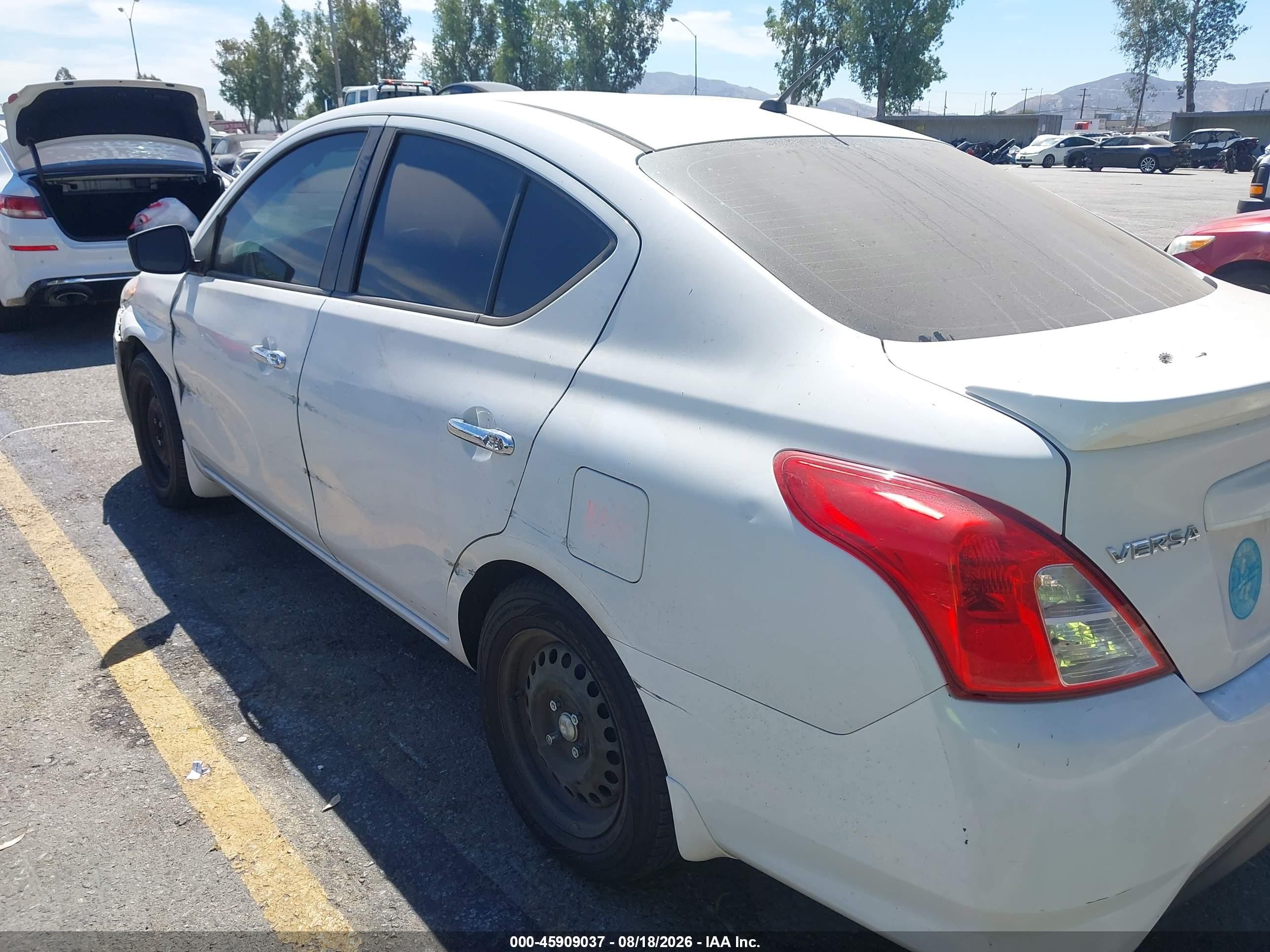 2015 Nissan Versa 1.6 Sv Белый vin: 3N1CN7AP3FL883819