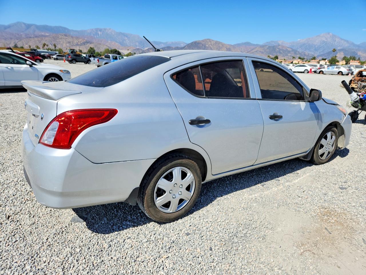 2015 Nissan Versa 1.6 S Plus Silver vin: 3N1CN7AP3FL900490
