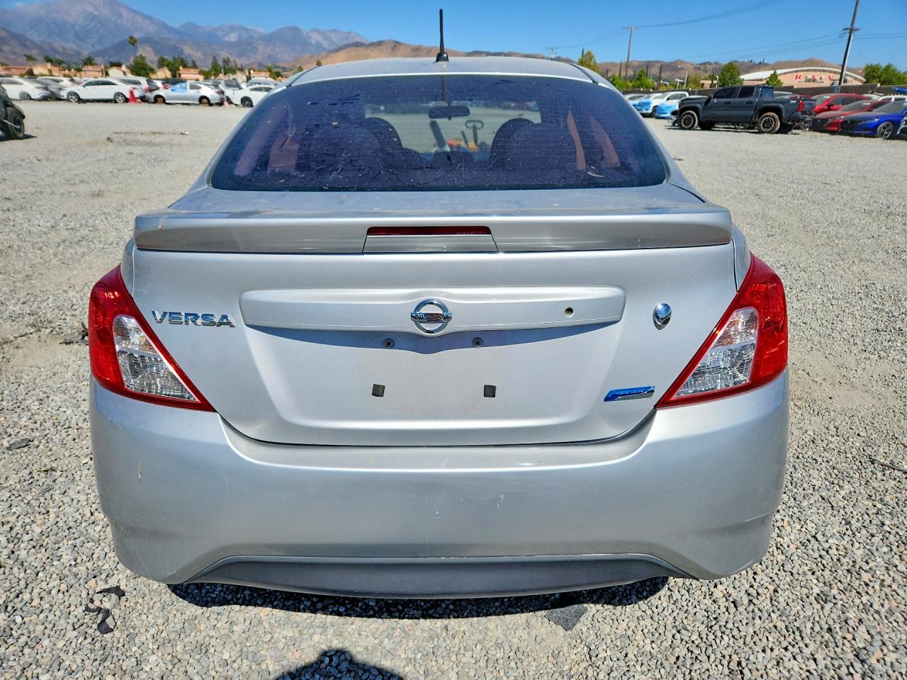 2015 Nissan Versa 1.6 S Plus Silver vin: 3N1CN7AP3FL900490