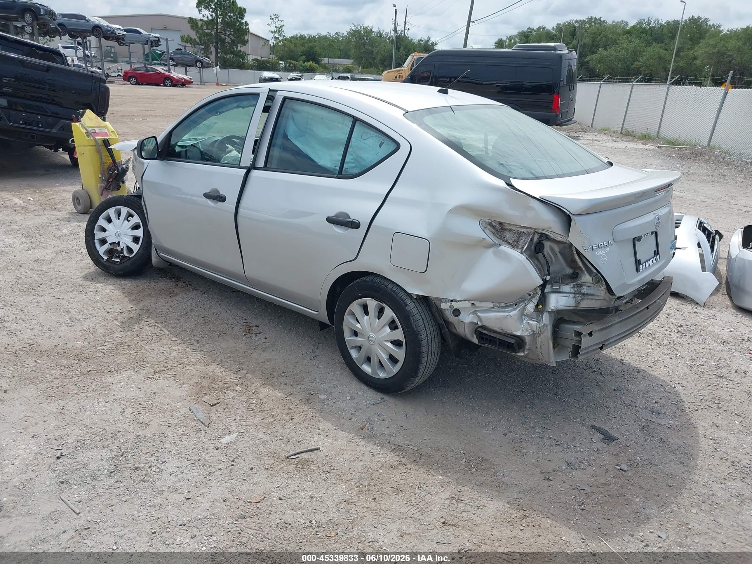 2015 Nissan Versa 1.6 S+ Silver vin: 3N1CN7AP3FL935255
