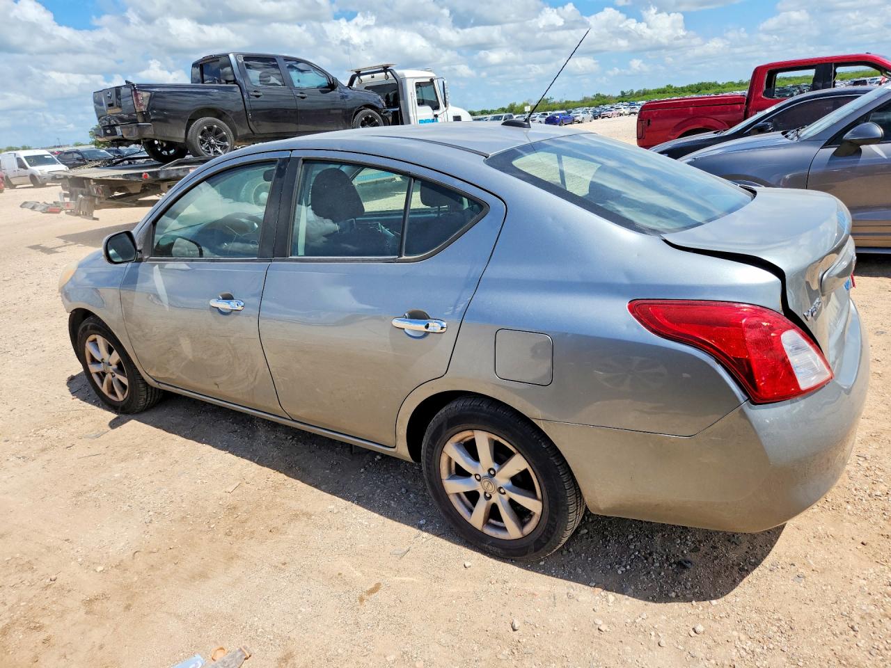 2012 Nissan Versa 1.6 S Silver vin: 3N1CN7AP4CL826833